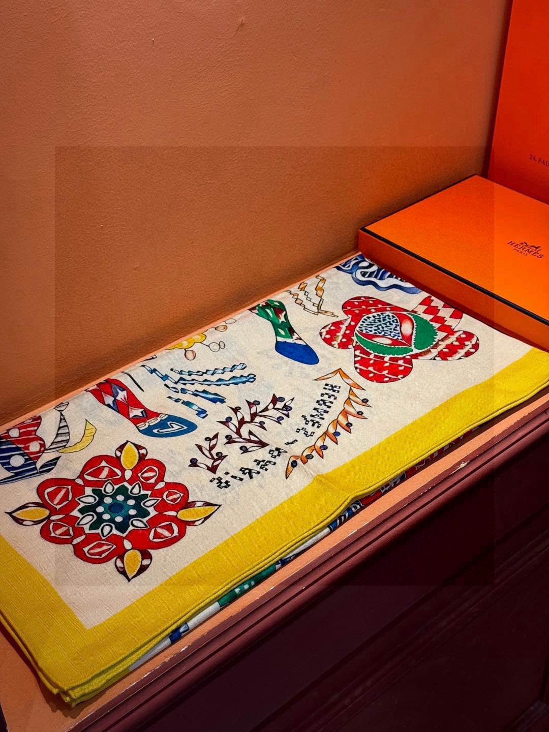  爱马仕～秋冬搭配利器❗️顶级双面同色 版真丝羊绒披肩！！1条等于2条】点睛精彩，图案和配色都超级喜欢，