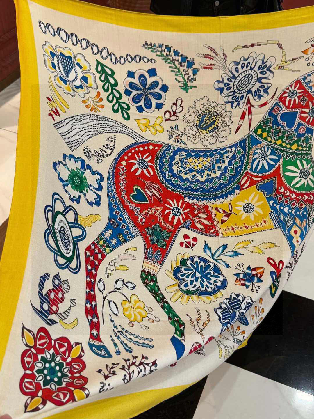  爱马仕～秋冬搭配利器❗️顶级双面同色 版真丝羊绒披肩！！1条等于2条】点睛精彩，图案和配色都超级喜欢，