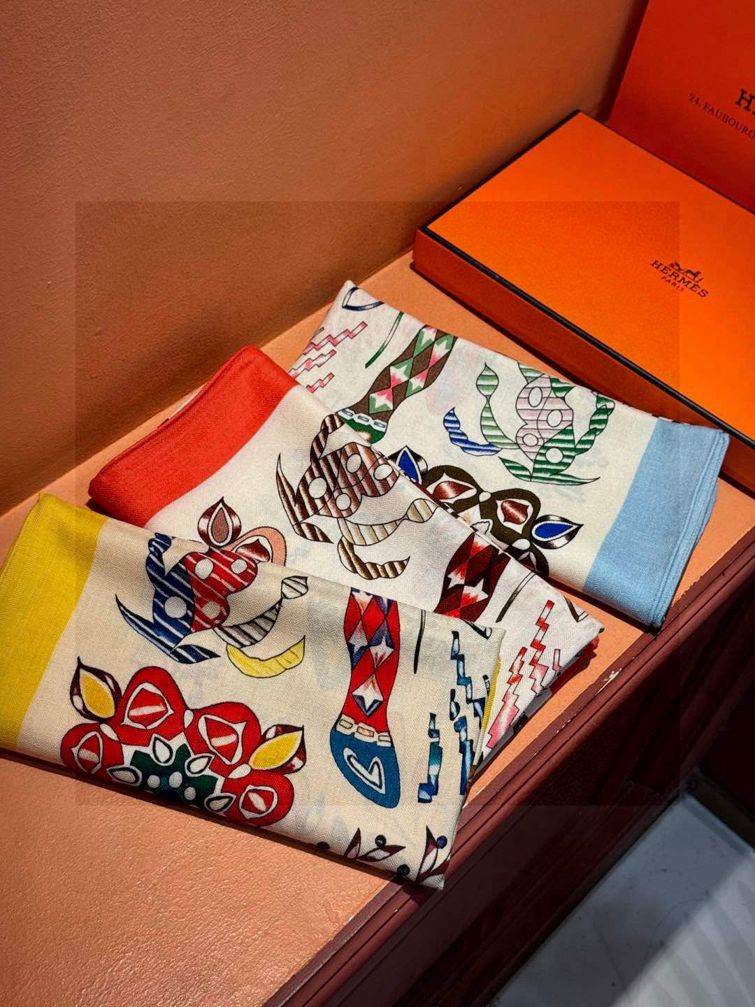  爱马仕～秋冬搭配利器❗️顶级双面同色 版真丝羊绒披肩！！1条等于2条】点睛精彩，图案和配色都超级喜欢，