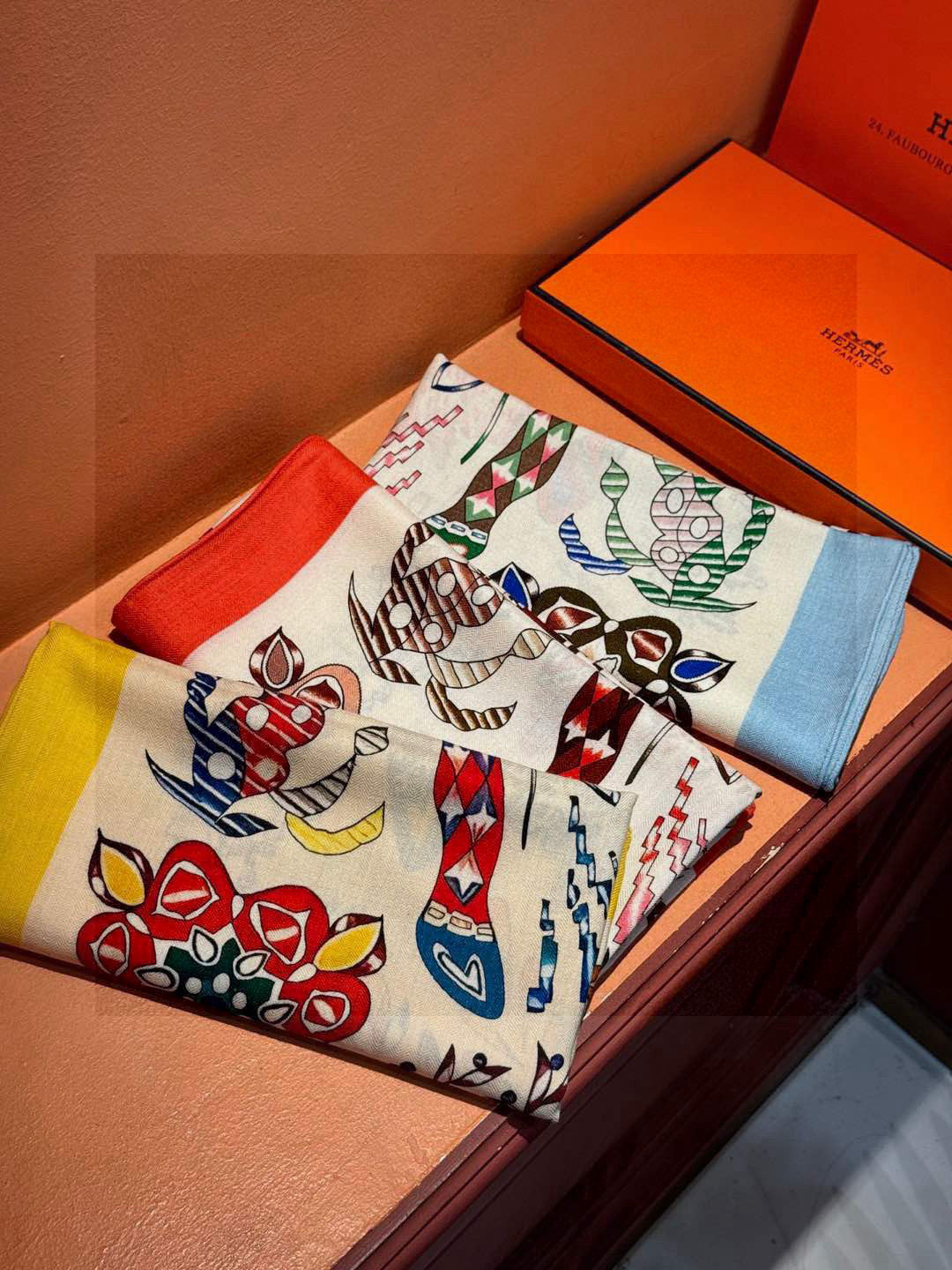  爱马仕～秋冬搭配利器❗️顶级双面同色 版真丝羊绒披肩！！1条等于2条】点睛精彩，图案和配色都超级喜欢，