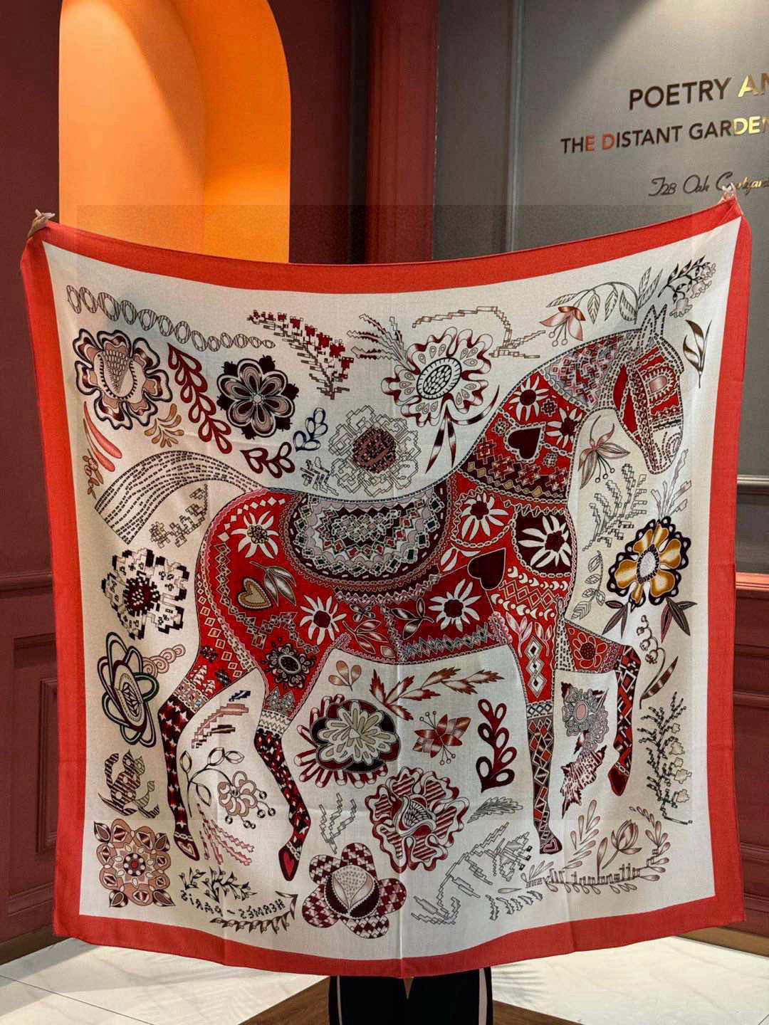  爱马仕～秋冬搭配利器❗️顶级双面同色 版真丝羊绒披肩！！1条等于2条】点睛精彩，图案和配色都超级喜欢，