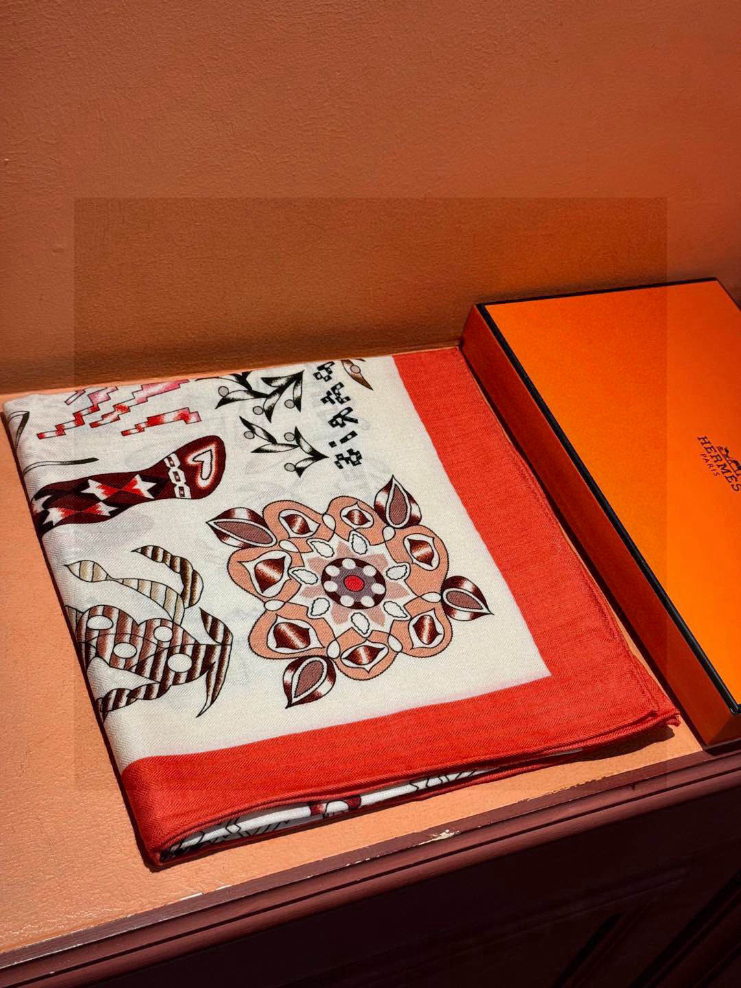  爱马仕～秋冬搭配利器❗️顶级双面同色 版真丝羊绒披肩！！1条等于2条】点睛精彩，图案和配色都超级喜欢，