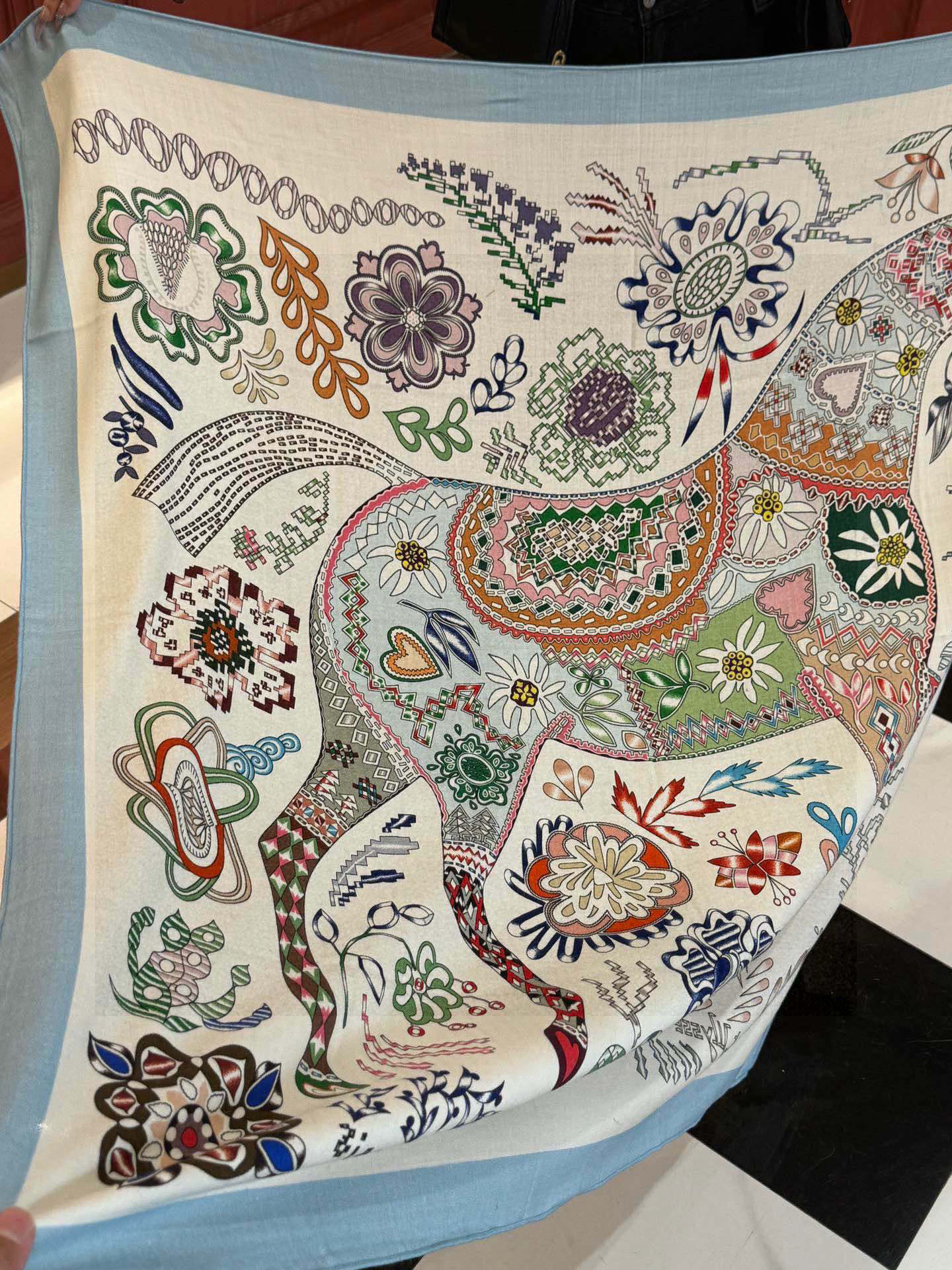  爱马仕～秋冬搭配利器❗️顶级双面同色 版真丝羊绒披肩！！1条等于2条】点睛精彩，图案和配色都超级喜欢，