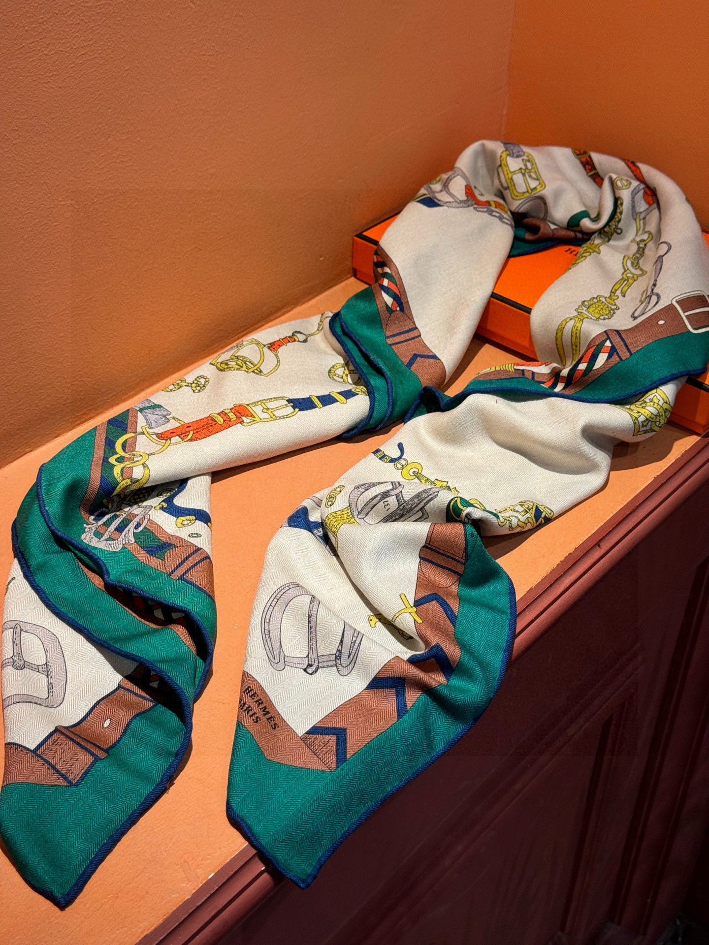  羊绒新款🆕👏👏买了都说好看‼️推荐💕爱马仕双面同色羊绒方巾【跃动的马儿双面同色140】，顶级工艺超值‼