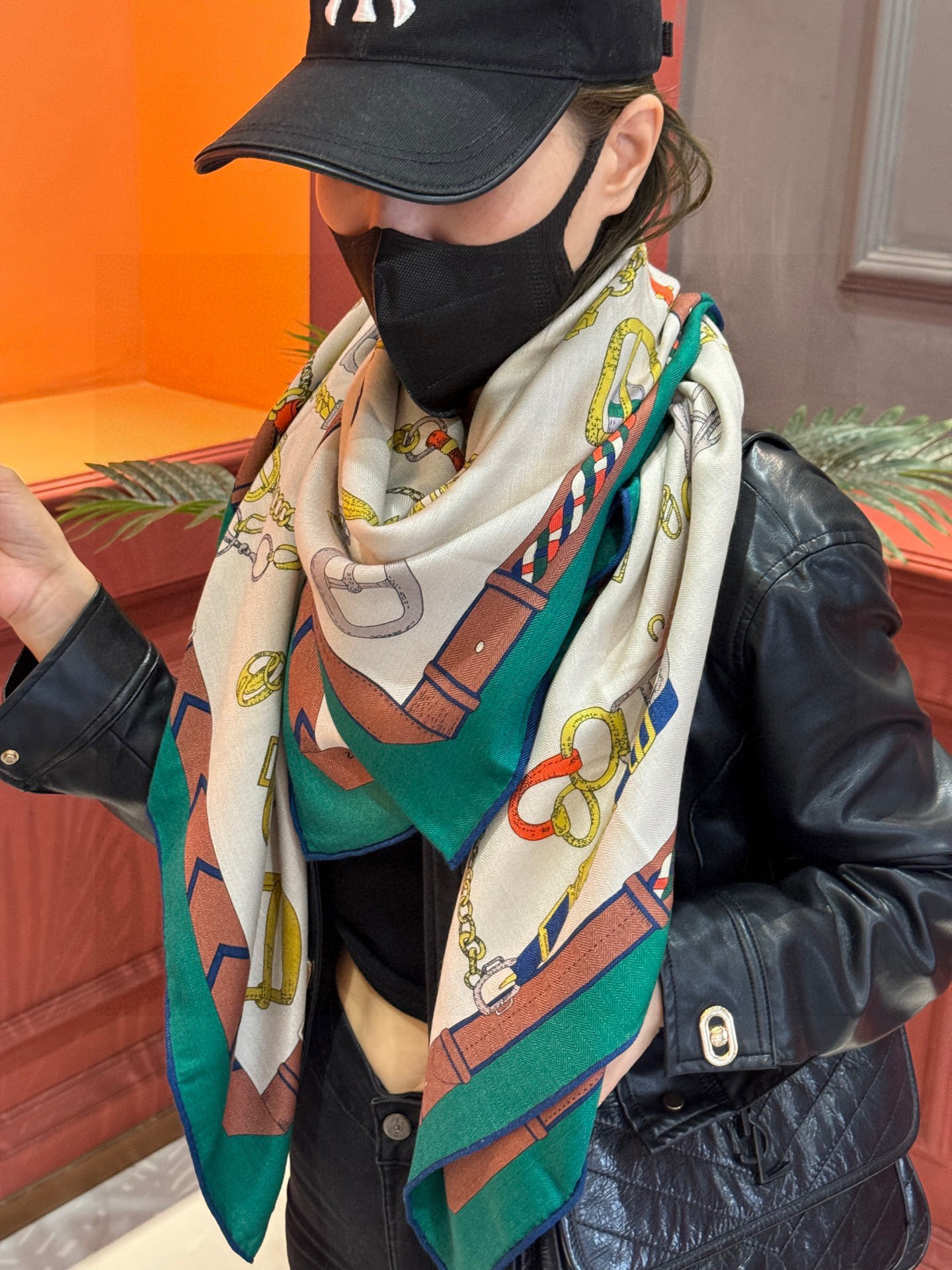  羊绒新款🆕👏👏买了都说好看‼️推荐💕爱马仕双面同色羊绒方巾【跃动的马儿双面同色140】，顶级工艺超值‼