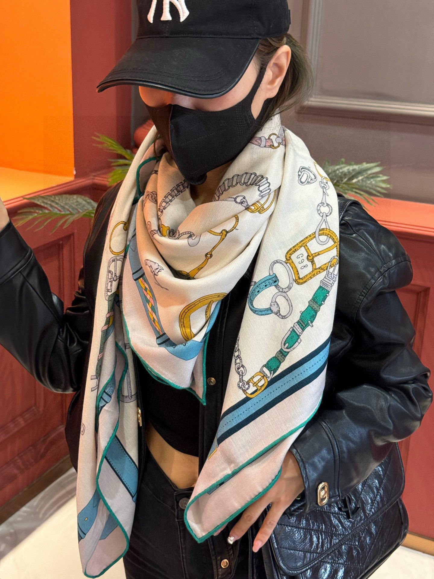  羊绒新款🆕👏👏买了都说好看‼️推荐💕爱马仕双面同色羊绒方巾【跃动的马儿双面同色140】，顶级工艺超值‼