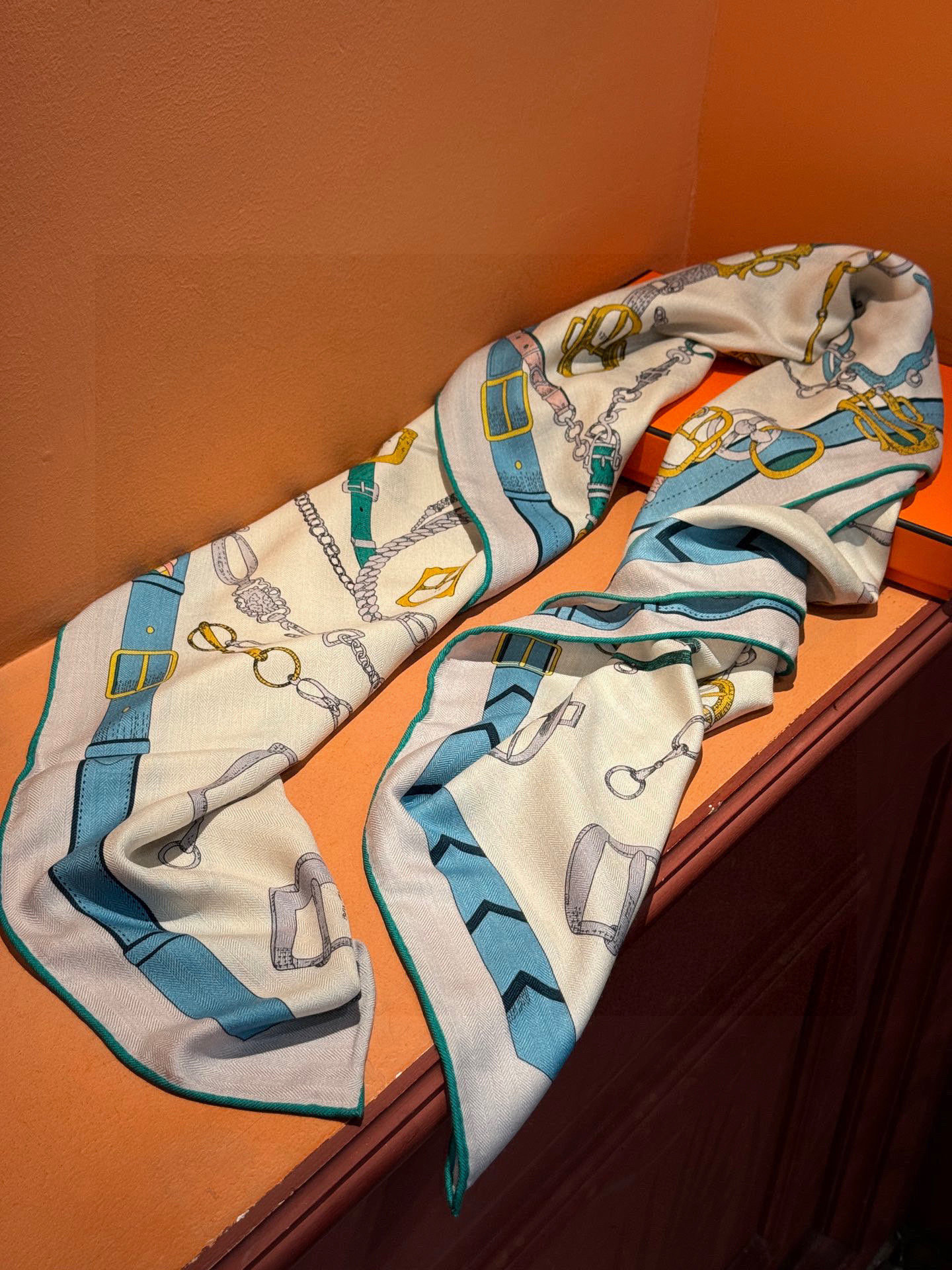  羊绒新款🆕👏👏买了都说好看‼️推荐💕爱马仕双面同色羊绒方巾【跃动的马儿双面同色140】，顶级工艺超值‼