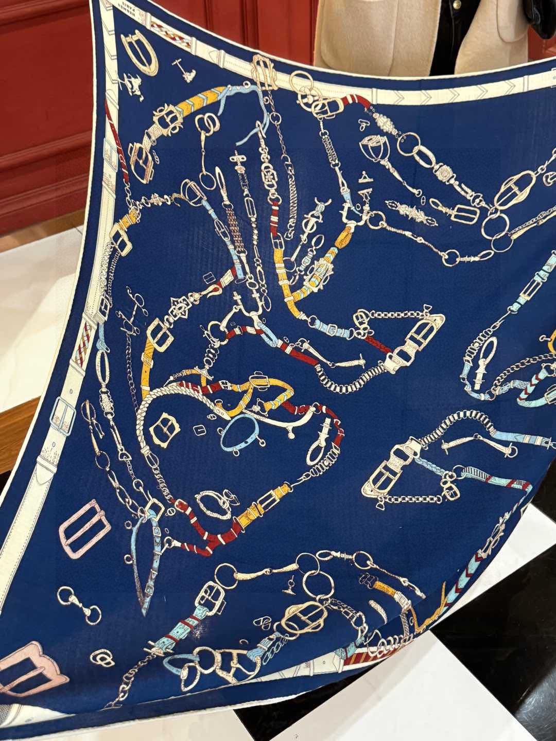  羊绒新款🆕👏👏买了都说好看‼️推荐💕爱马仕双面同色羊绒方巾【跃动的马儿双面同色140】，顶级工艺超值‼