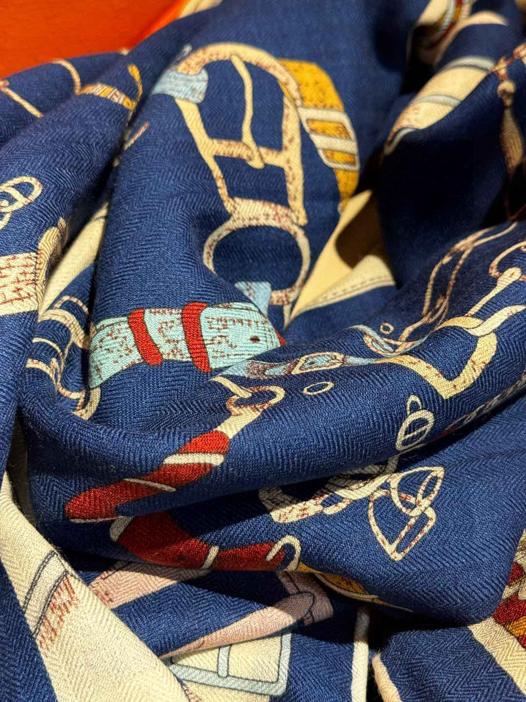  羊绒新款🆕👏👏买了都说好看‼️推荐💕爱马仕双面同色羊绒方巾【跃动的马儿双面同色140】，顶级工艺超值‼