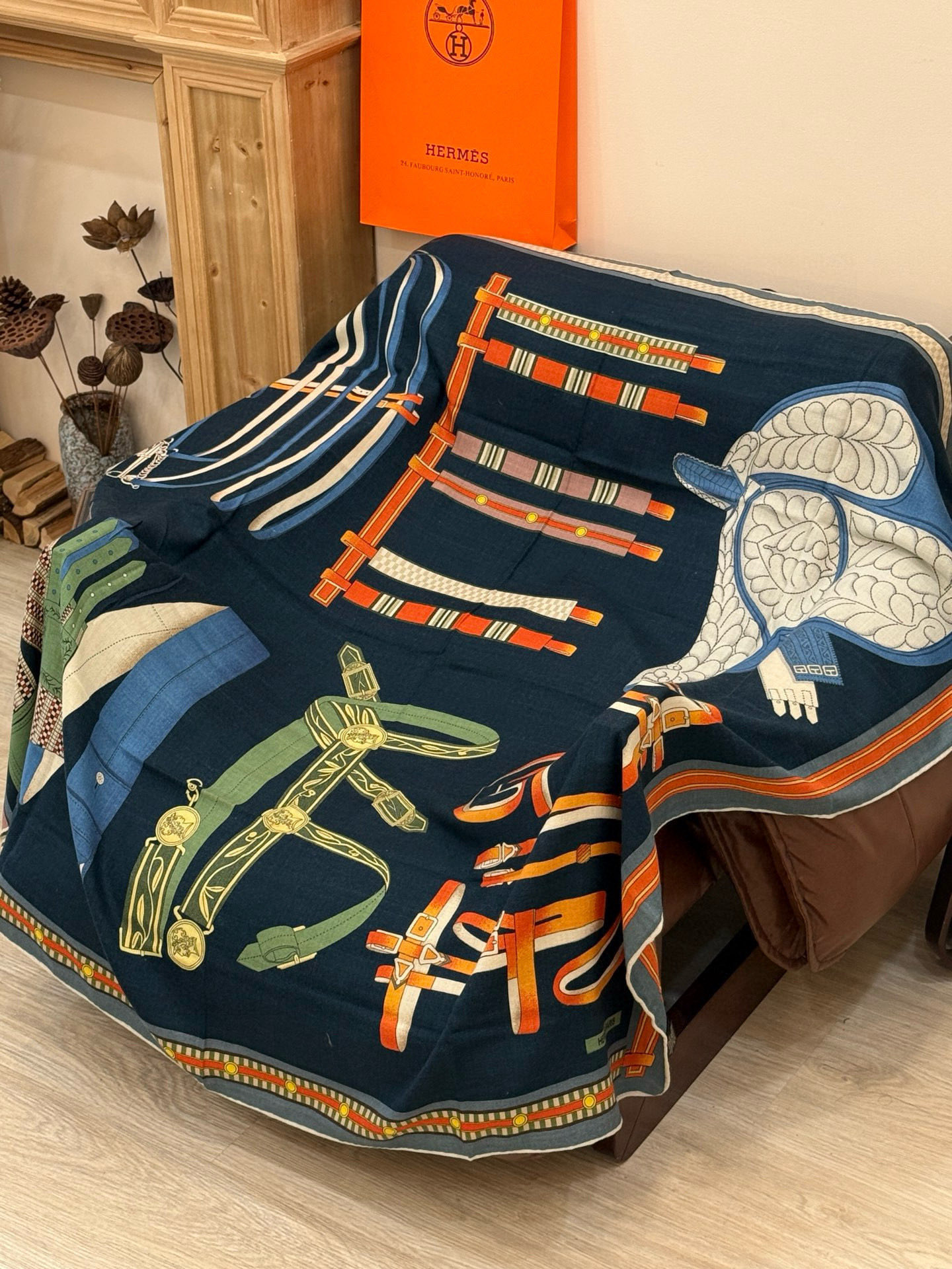  双面同色140cm丝绒方巾💕 《马术密匙》，十九世纪的商品图录汇集了手工匠们的系列产品，或许其中潜藏着