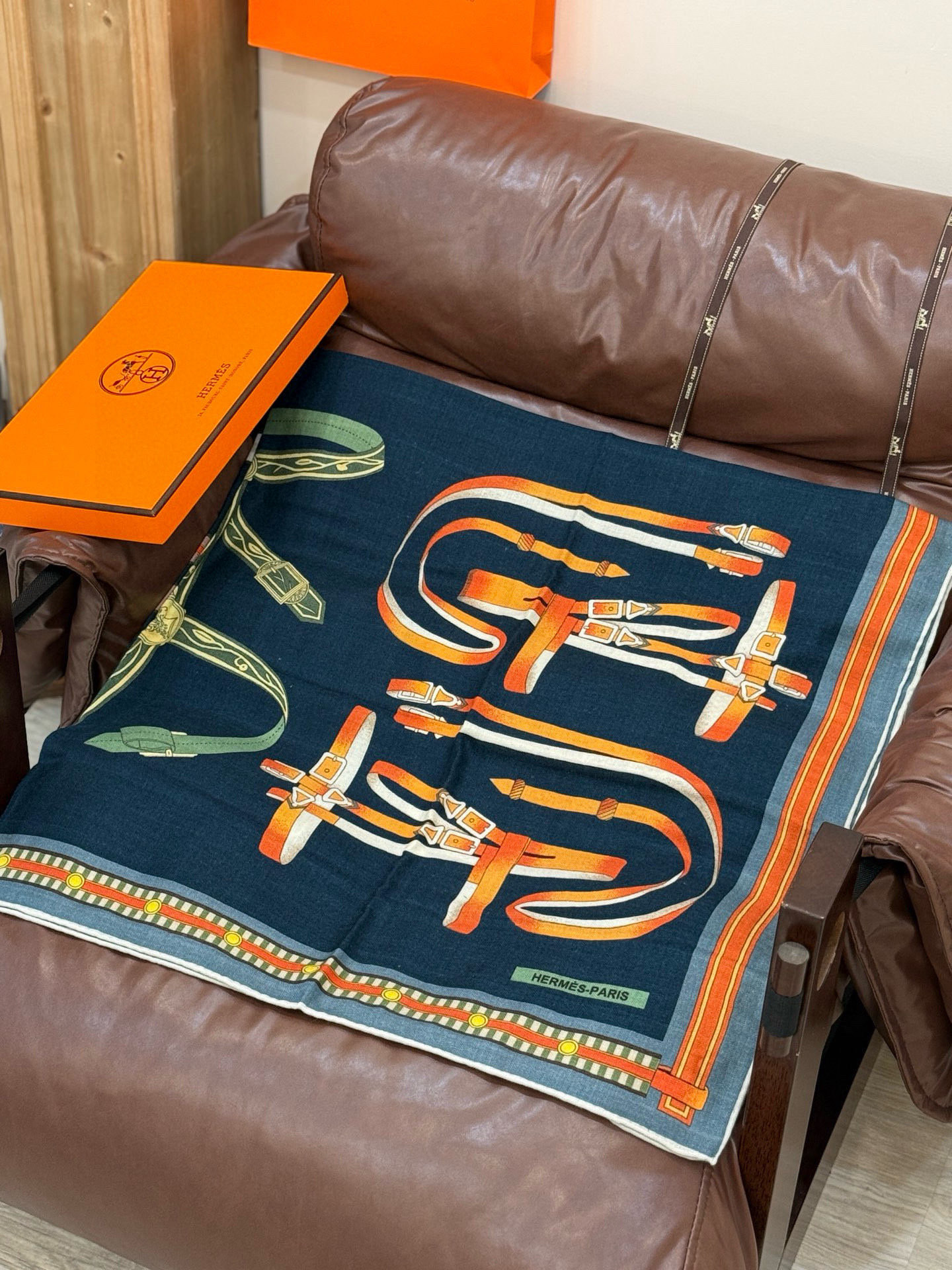  双面同色140cm丝绒方巾💕 《马术密匙》，十九世纪的商品图录汇集了手工匠们的系列产品，或许其中潜藏着