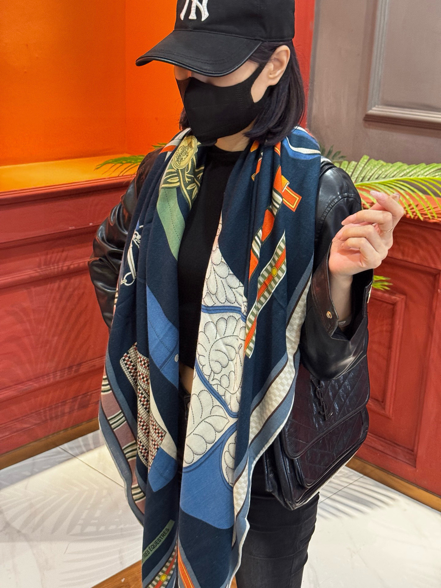  双面同色140cm丝绒方巾💕 《马术密匙》，十九世纪的商品图录汇集了手工匠们的系列产品，或许其中潜藏着