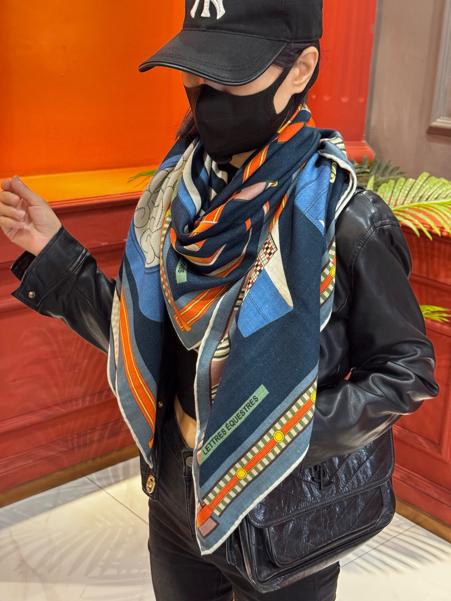  双面同色140cm丝绒方巾💕 《马术密匙》，十九世纪的商品图录汇集了手工匠们的系列产品，或许其中潜藏着