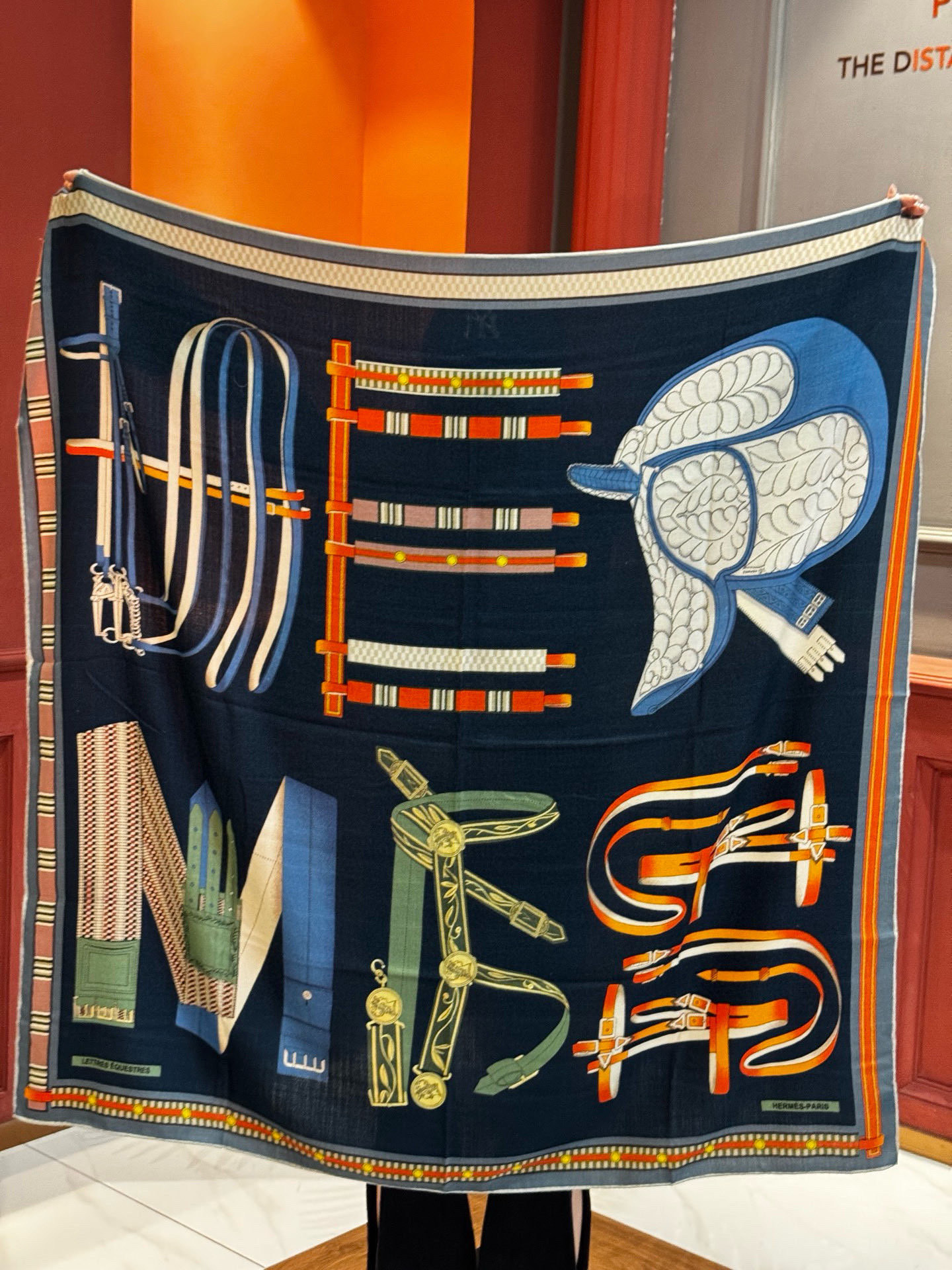  双面同色140cm丝绒方巾💕 《马术密匙》，十九世纪的商品图录汇集了手工匠们的系列产品，或许其中潜藏着