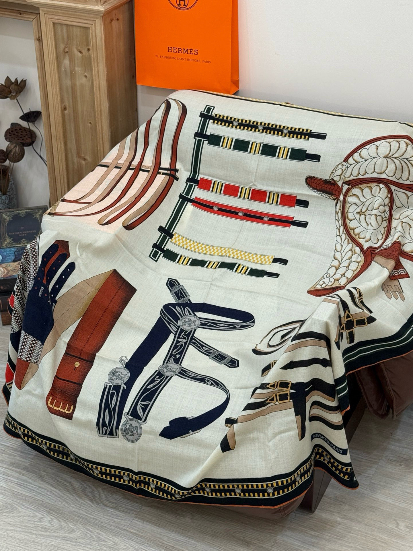  双面同色140cm丝绒方巾💕 《马术密匙》，十九世纪的商品图录汇集了手工匠们的系列产品，或许其中潜藏着