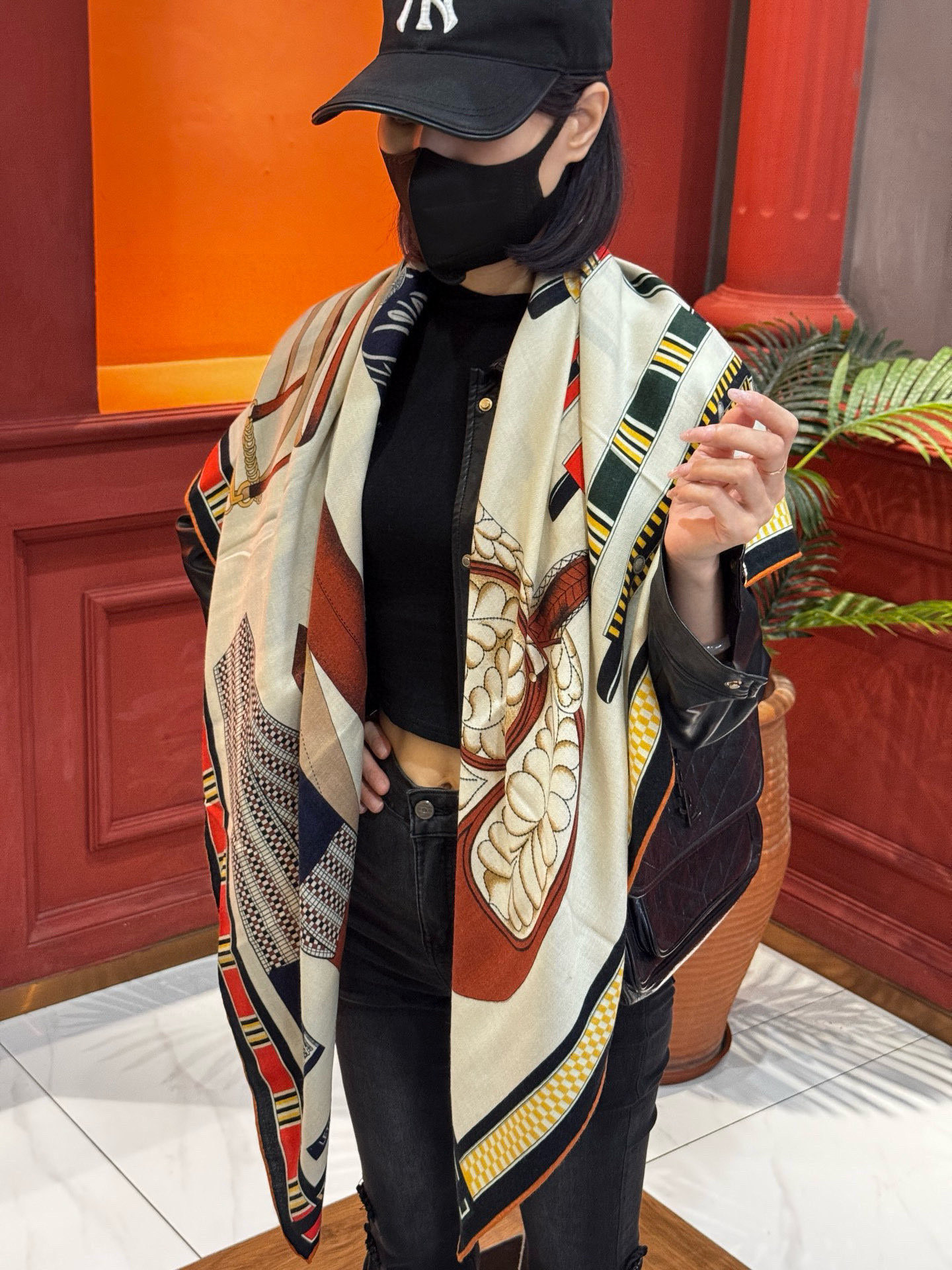  双面同色140cm丝绒方巾💕 《马术密匙》，十九世纪的商品图录汇集了手工匠们的系列产品，或许其中潜藏着