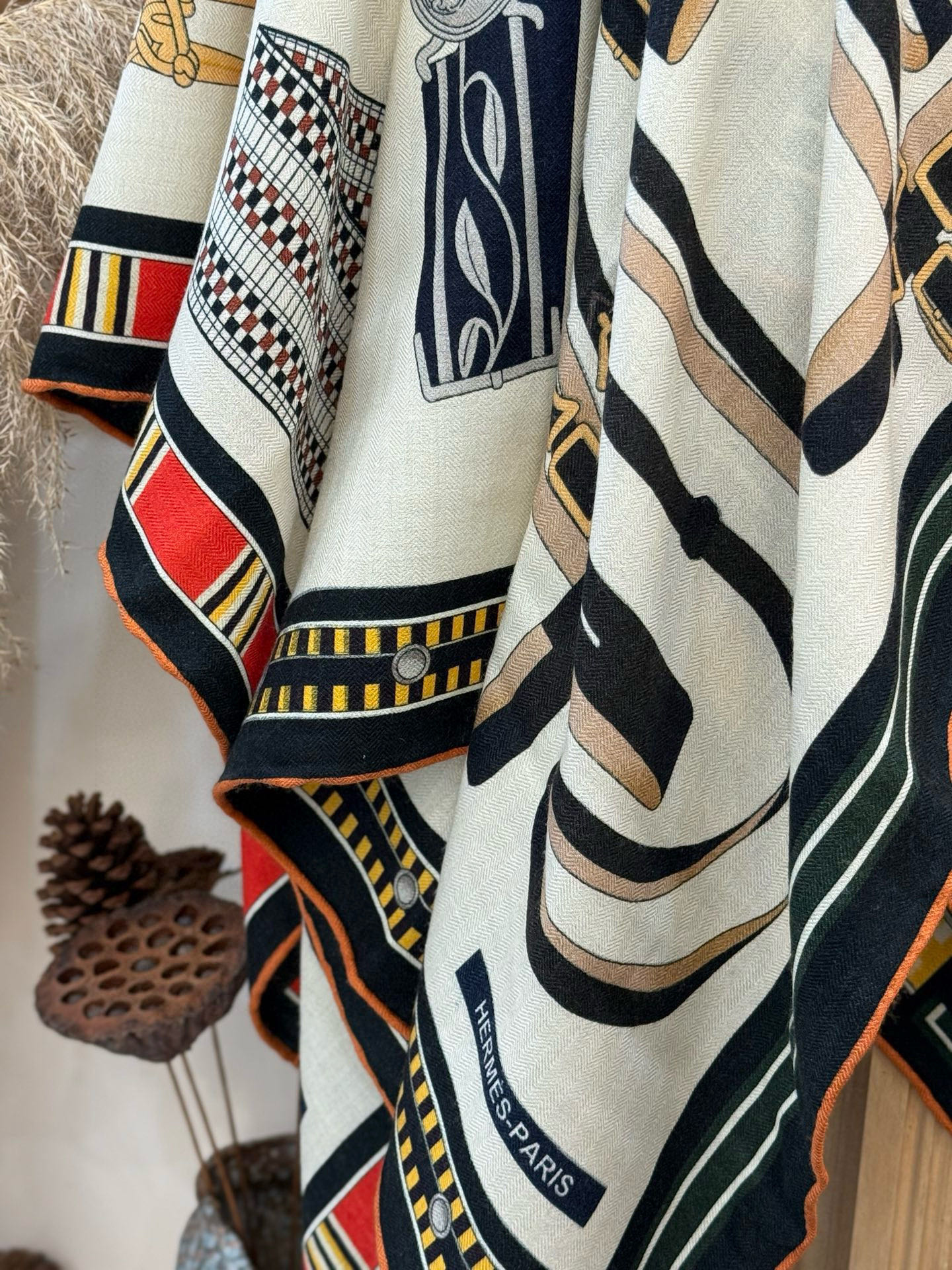  双面同色140cm丝绒方巾💕 《马术密匙》，十九世纪的商品图录汇集了手工匠们的系列产品，或许其中潜藏着