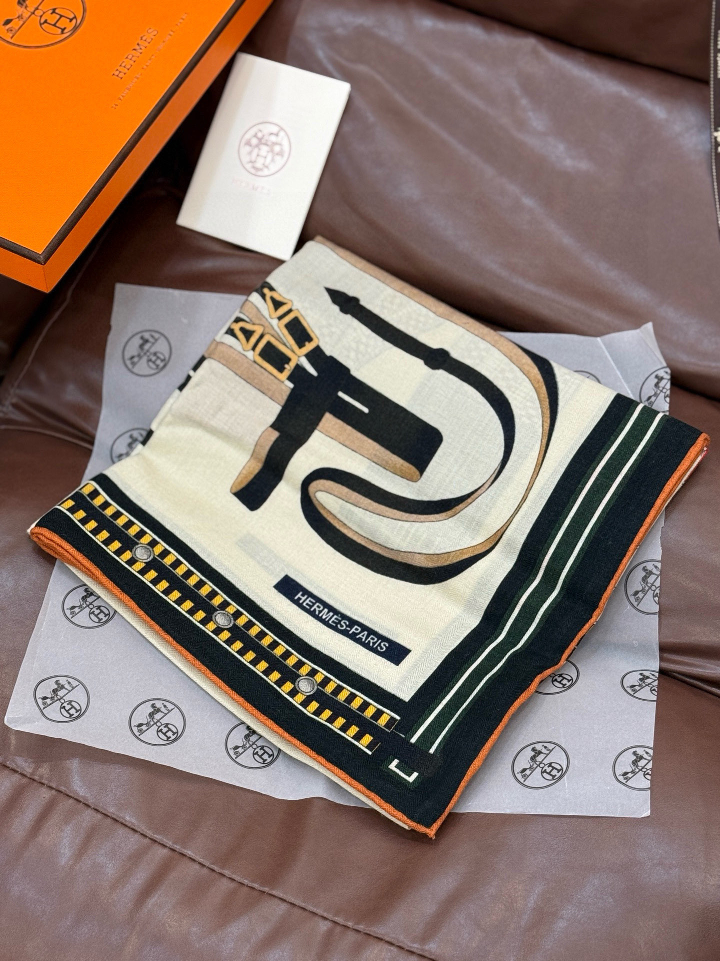  双面同色140cm丝绒方巾💕 《马术密匙》，十九世纪的商品图录汇集了手工匠们的系列产品，或许其中潜藏着