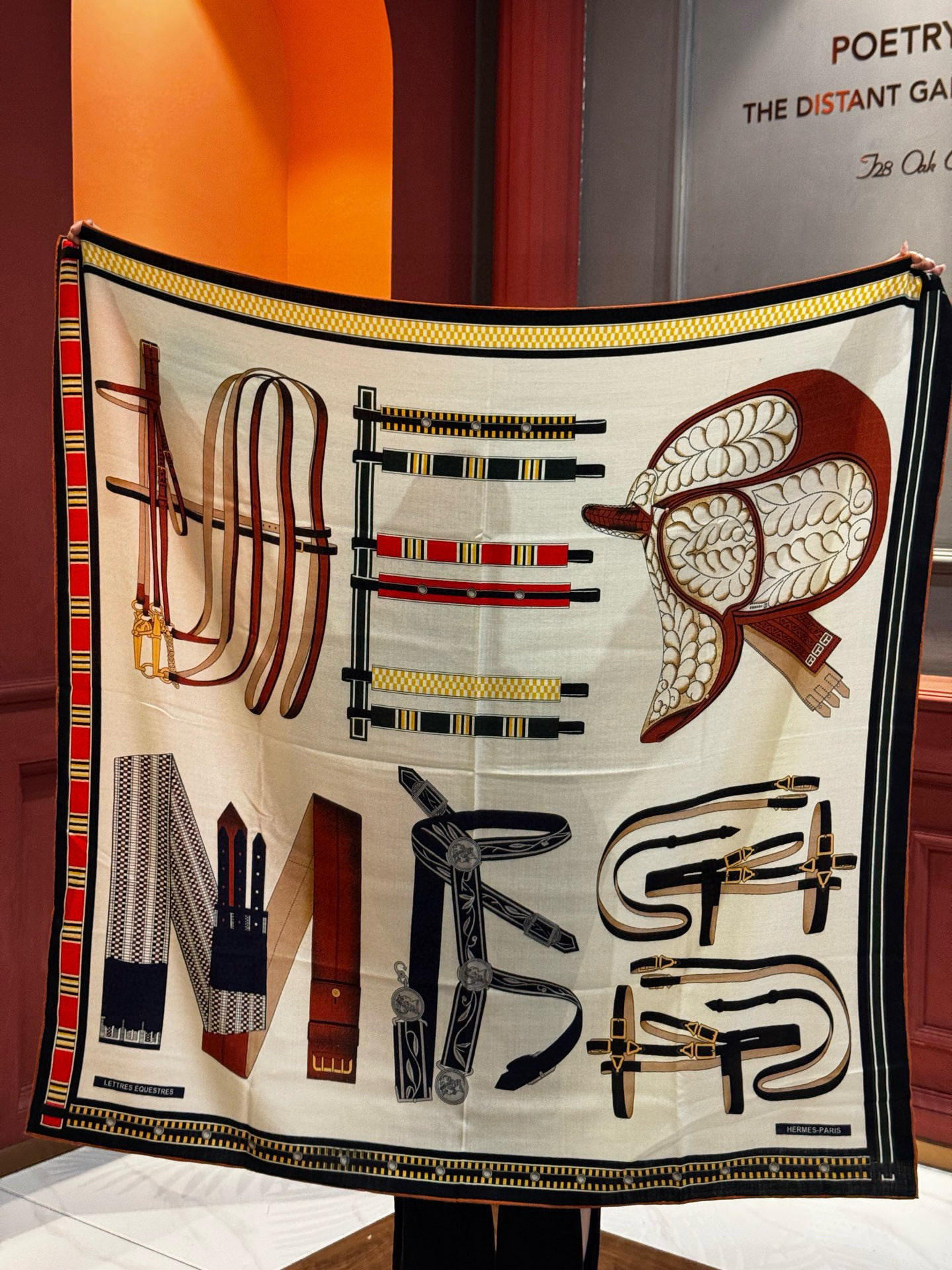  双面同色140cm丝绒方巾💕 《马术密匙》，十九世纪的商品图录汇集了手工匠们的系列产品，或许其中潜藏着