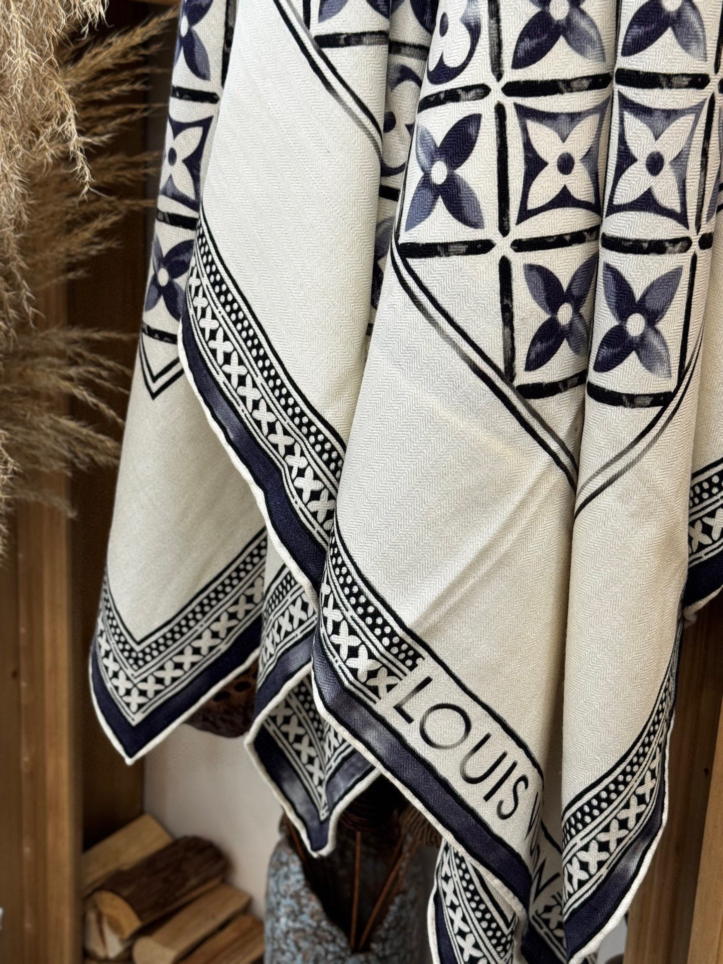   140顶级丝绒双面同色披肩
30%真丝70%羊绒
140*140方巾

本款丝绒方巾以满溢艺术气息的