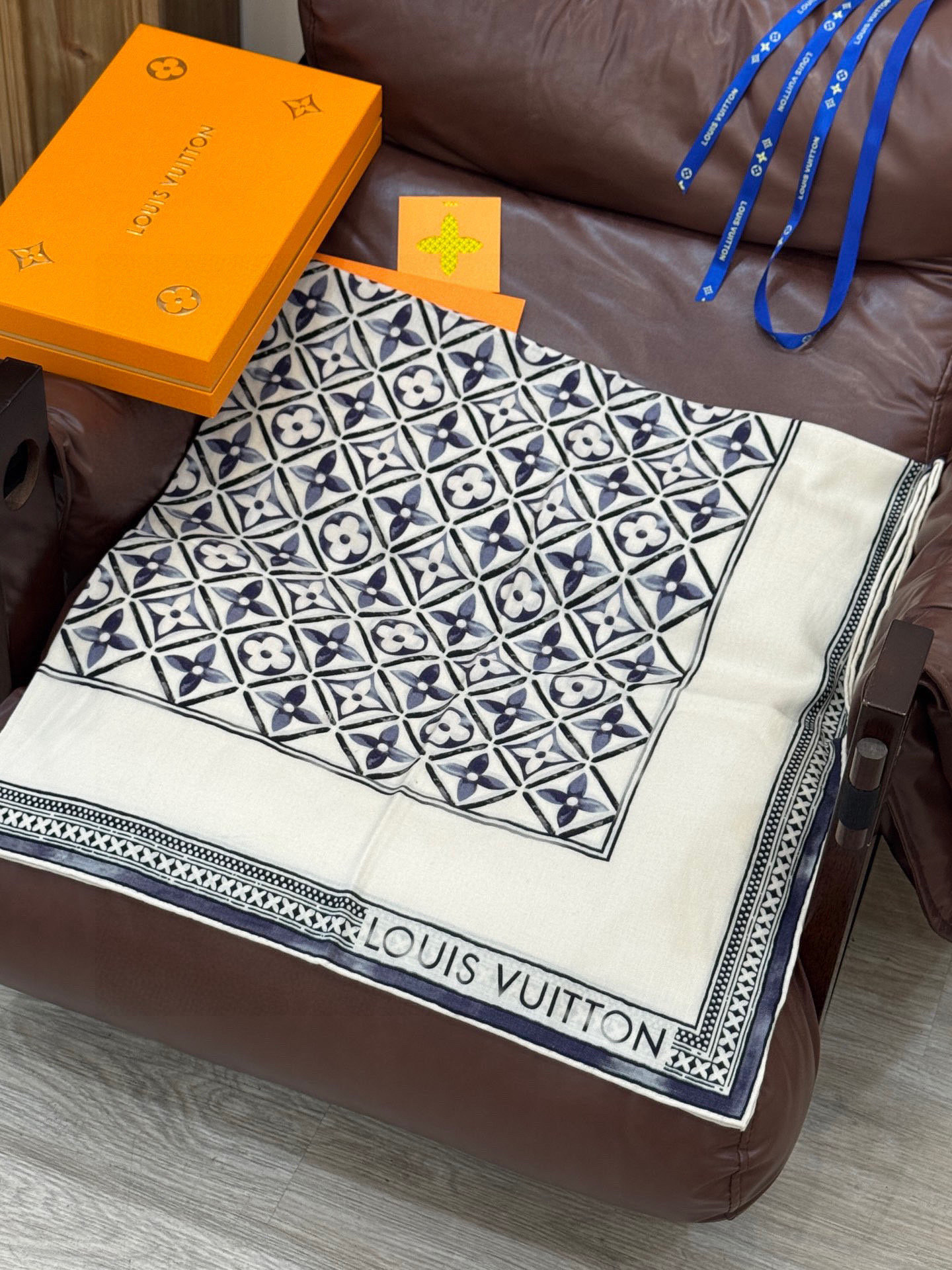   140顶级丝绒双面同色披肩
30%真丝70%羊绒
140*140方巾

本款丝绒方巾以满溢艺术气息的