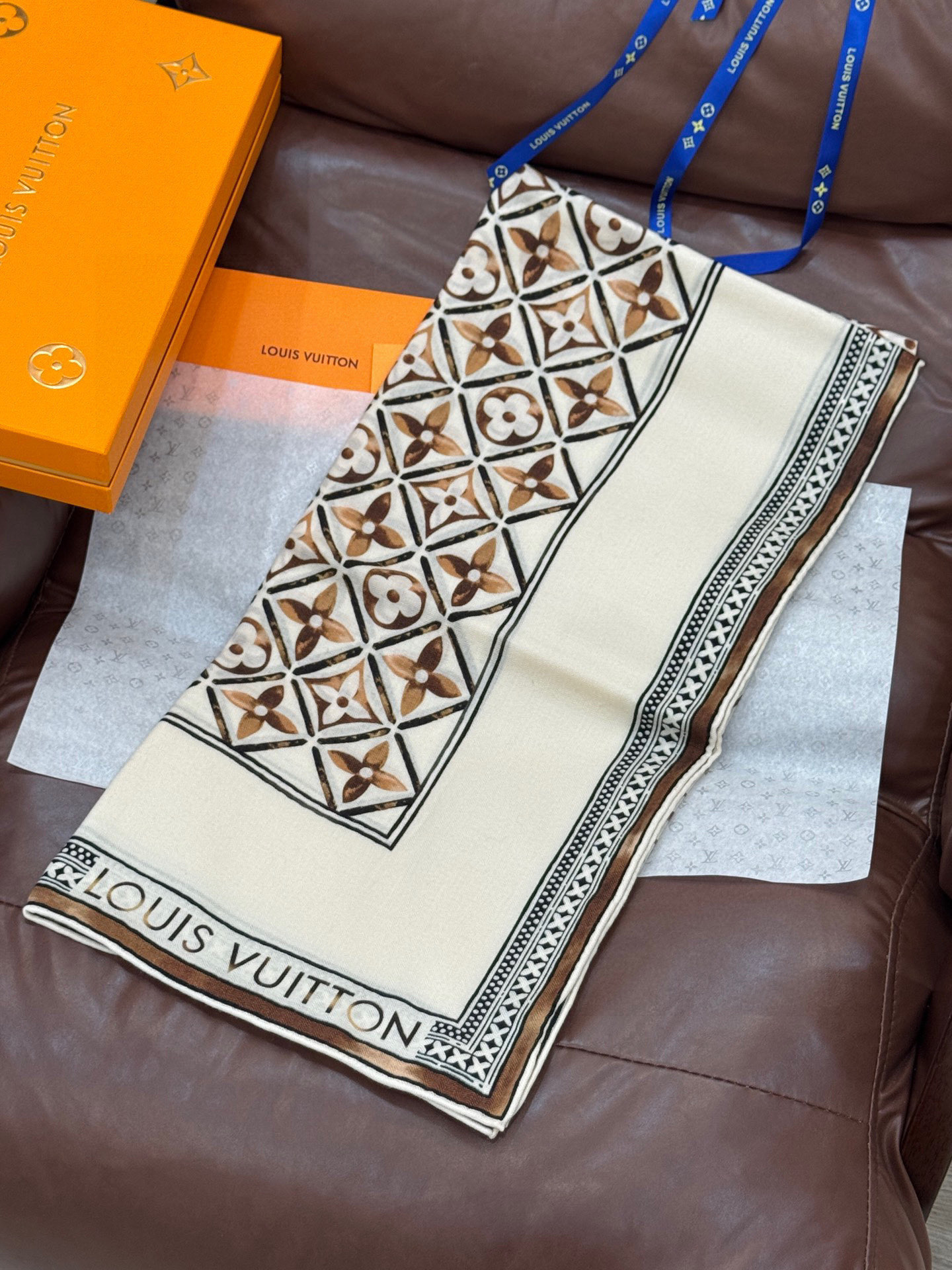   140顶级丝绒双面同色披肩
30%真丝70%羊绒
140*140方巾

本款丝绒方巾以满溢艺术气息的