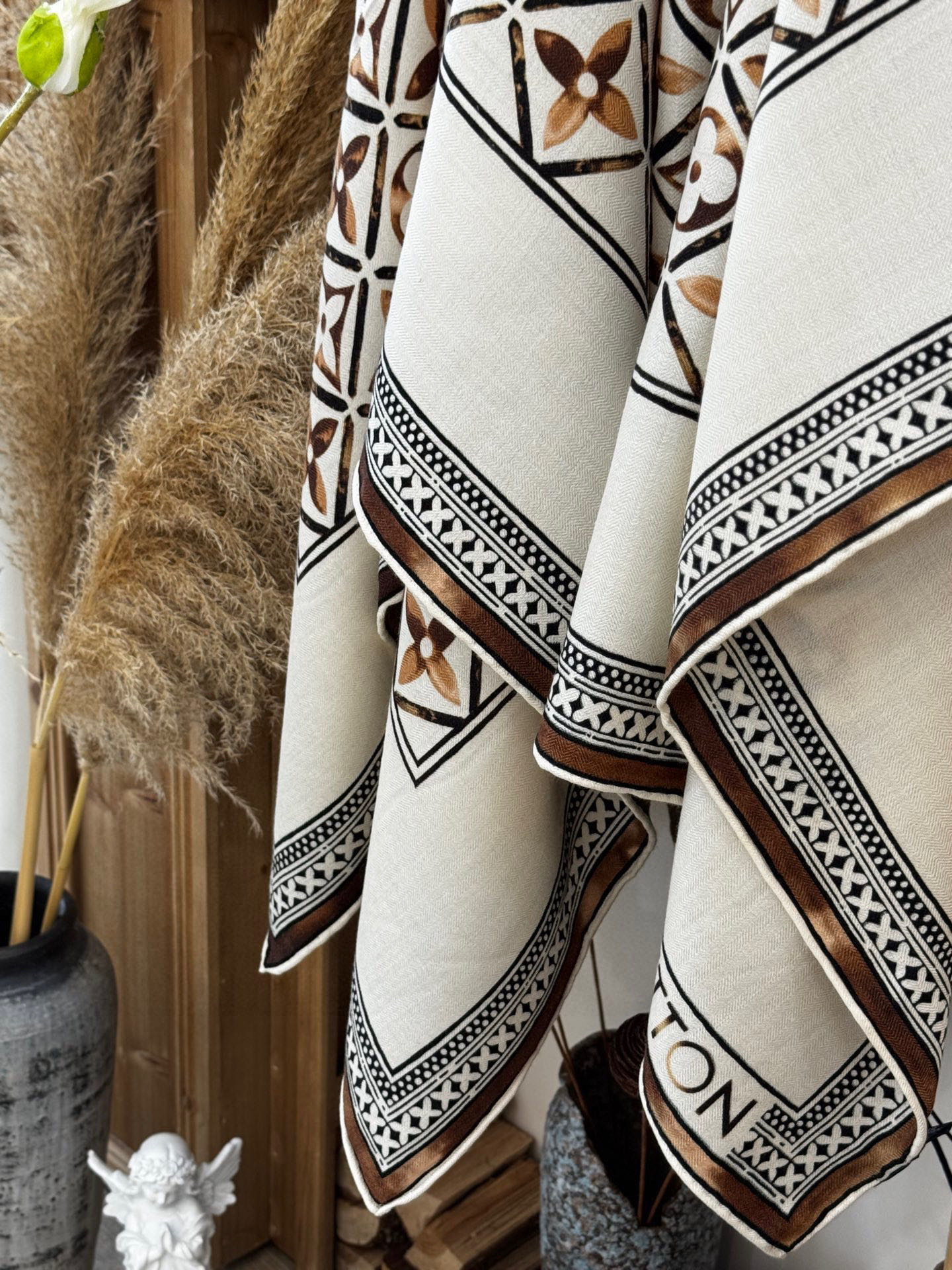   140顶级丝绒双面同色披肩
30%真丝70%羊绒
140*140方巾

本款丝绒方巾以满溢艺术气息的