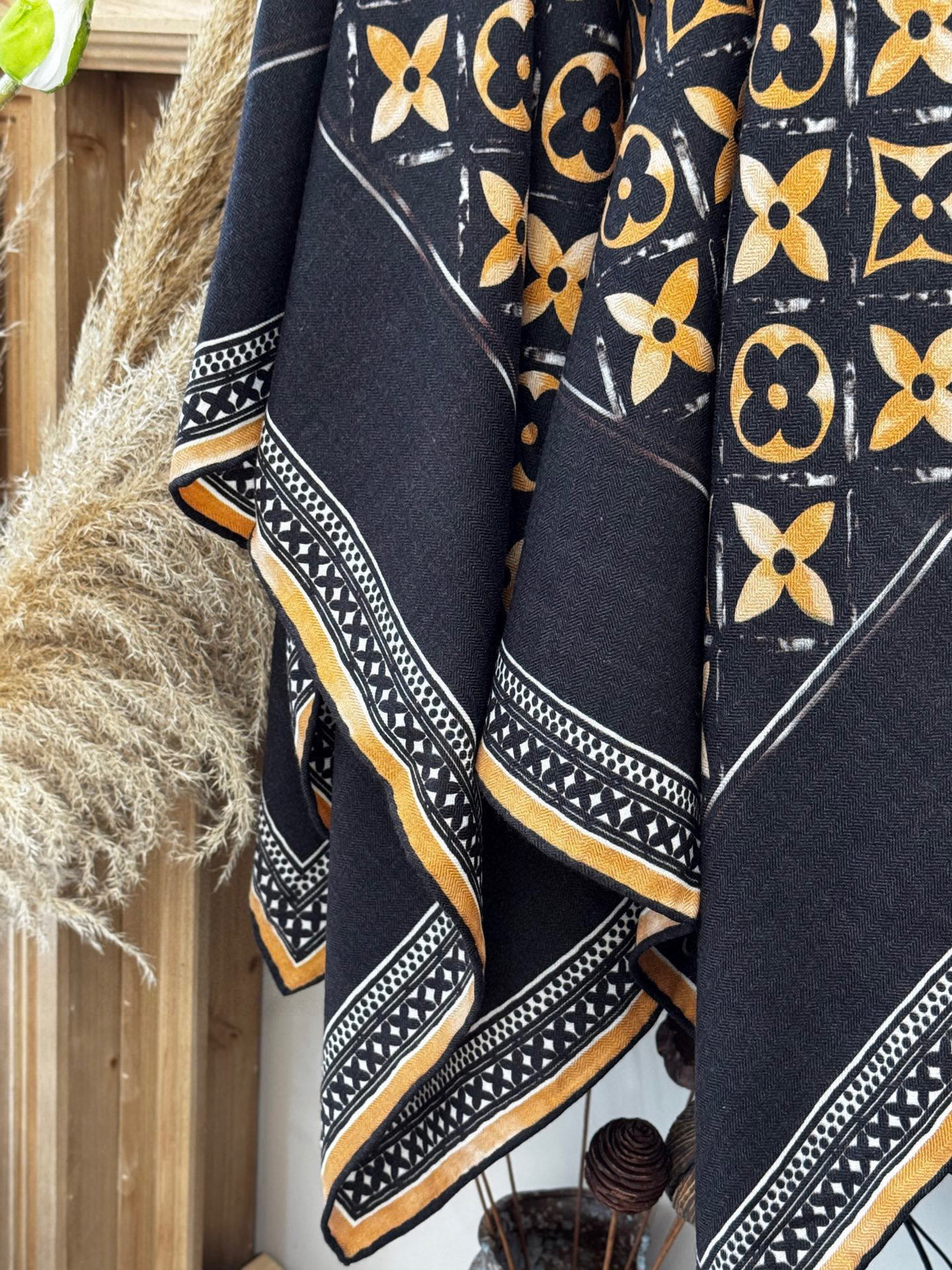   140顶级丝绒双面同色披肩
30%真丝70%羊绒
140*140方巾

本款丝绒方巾以满溢艺术气息的