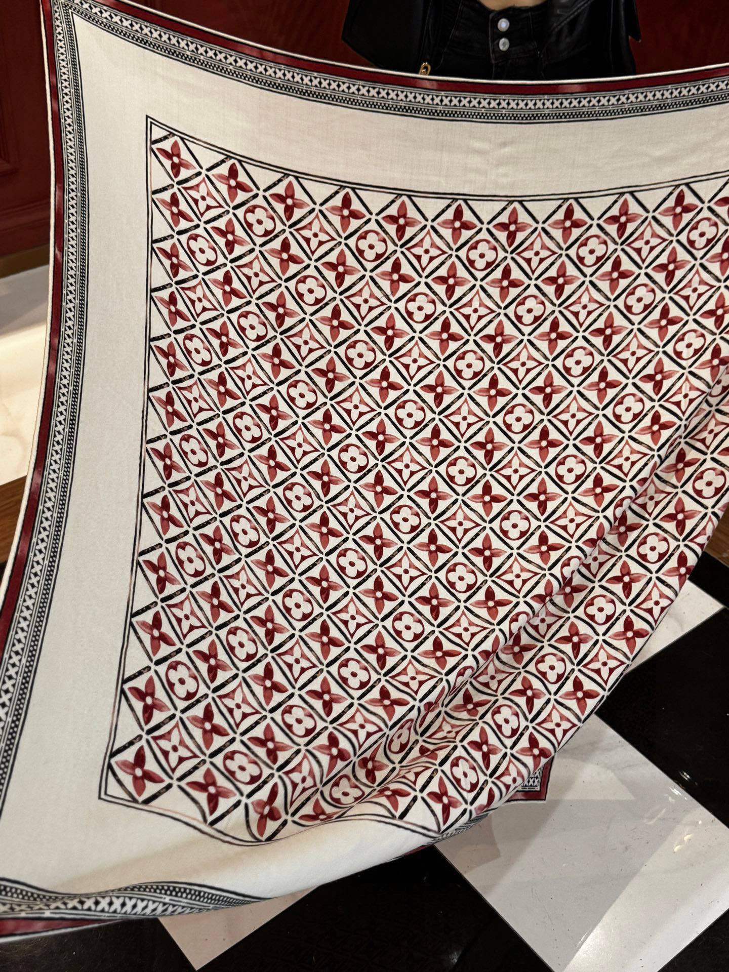   140顶级丝绒双面同色披肩
30%真丝70%羊绒
140*140方巾

本款丝绒方巾以满溢艺术气息的