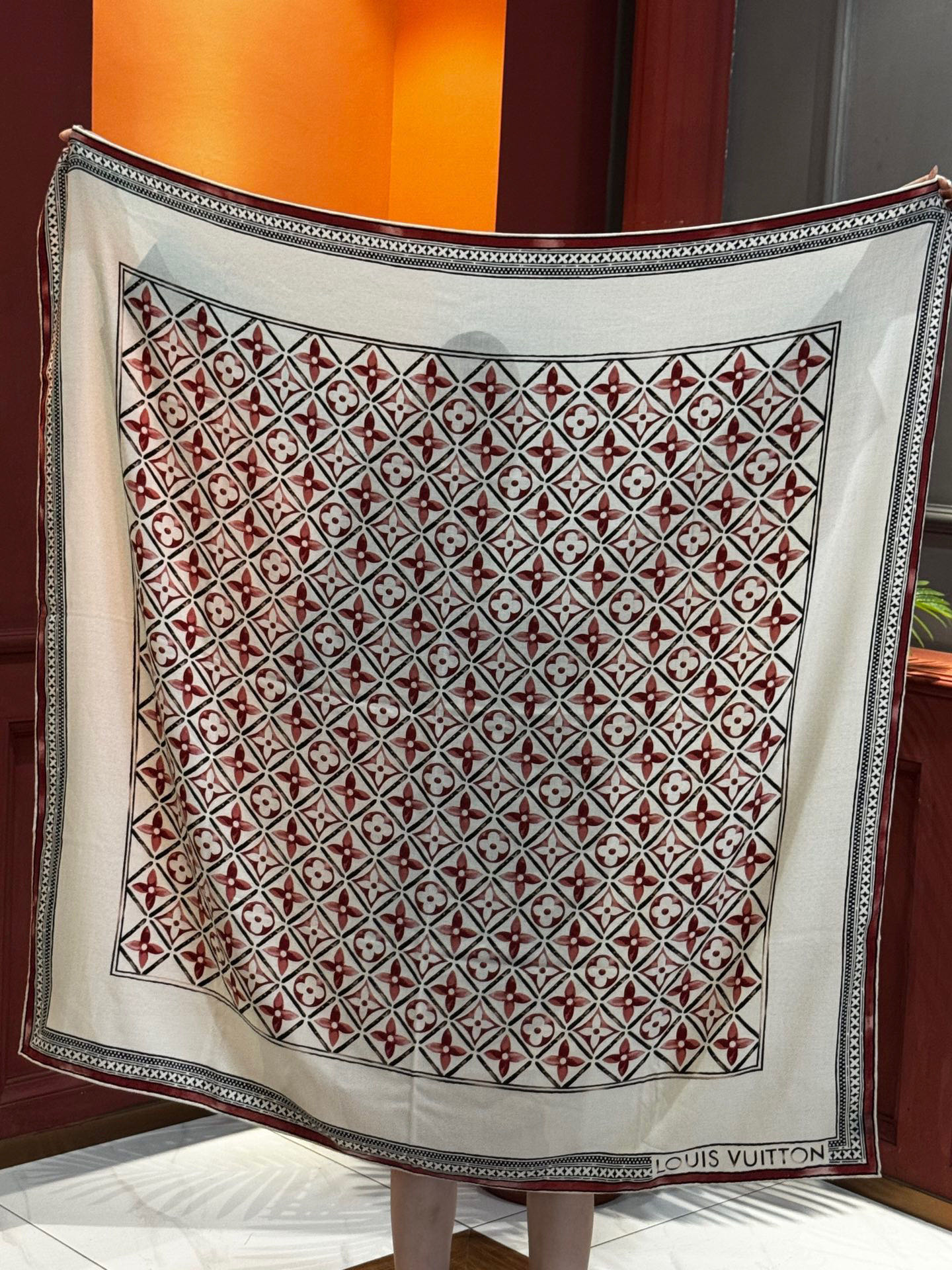   140顶级丝绒双面同色披肩
30%真丝70%羊绒
140*140方巾

本款丝绒方巾以满溢艺术气息的