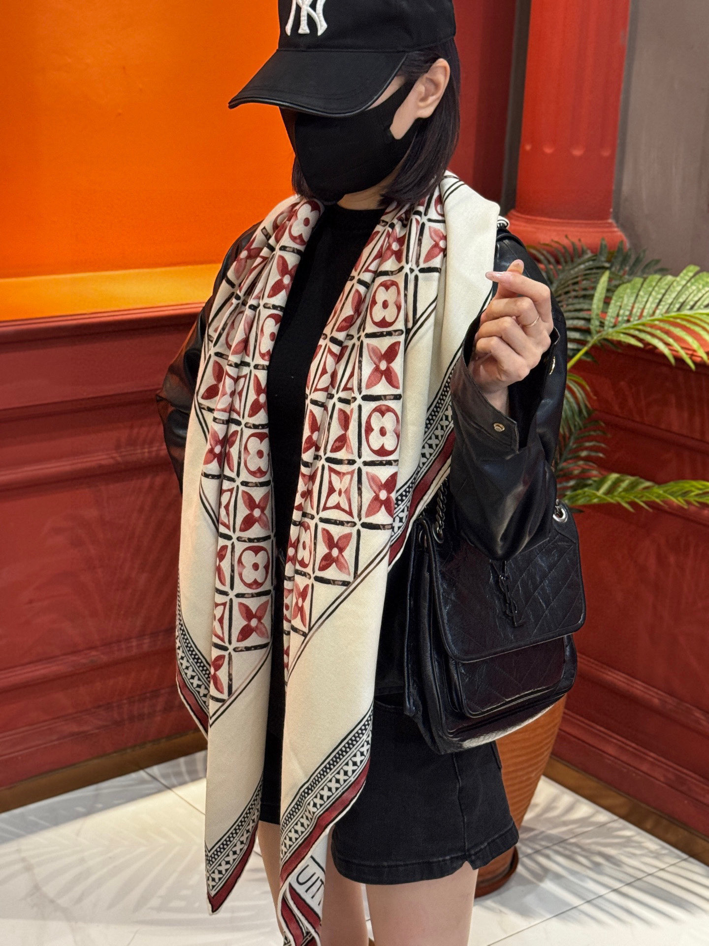   140顶级丝绒双面同色披肩
30%真丝70%羊绒
140*140方巾

本款丝绒方巾以满溢艺术气息的