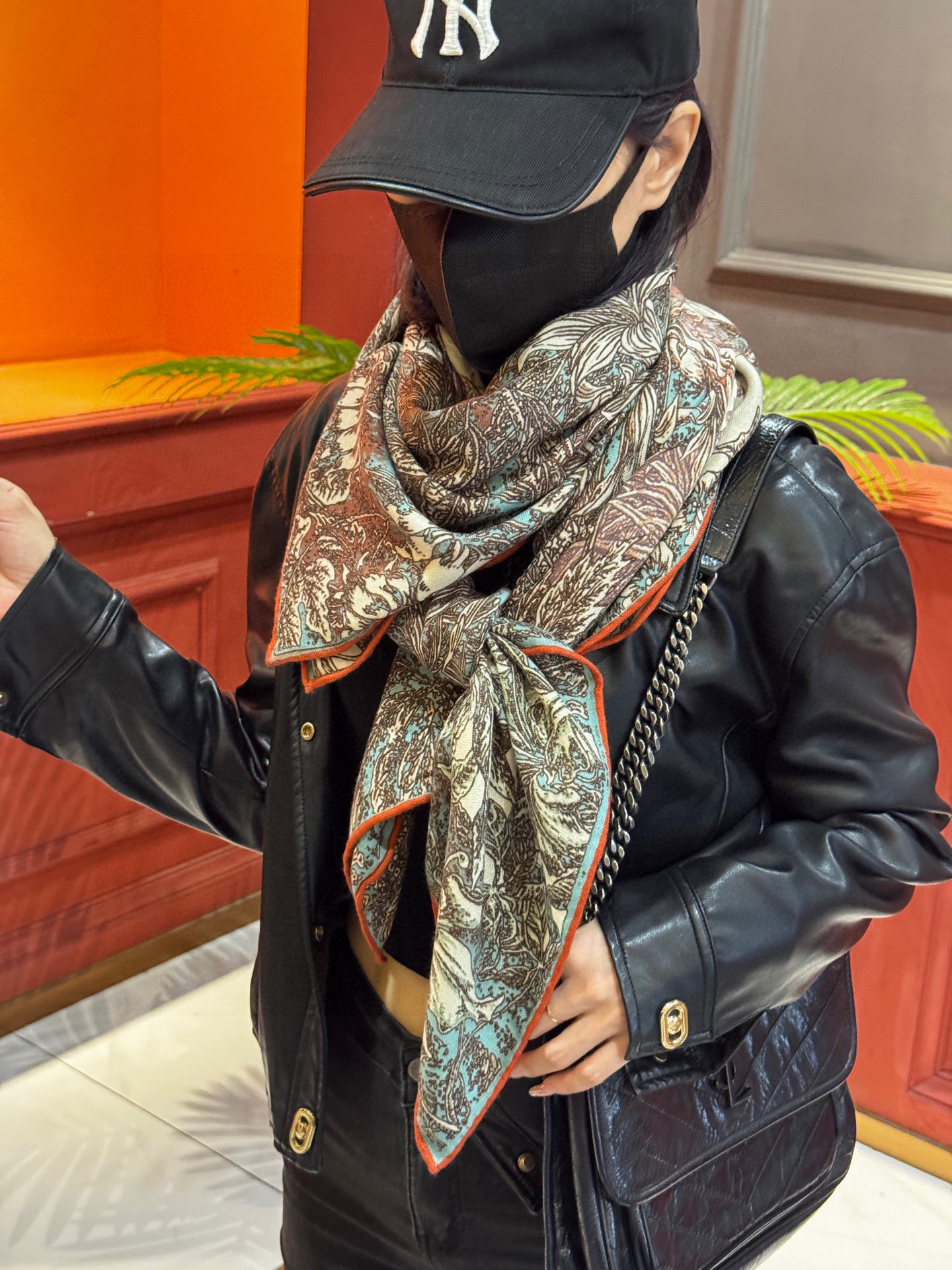  💟2025年秋冬抢先 上新💞【双面同色丝毛方巾】手工卷边山羊绒和真丝混纺披肩（70%山羊绒，30%桑蚕