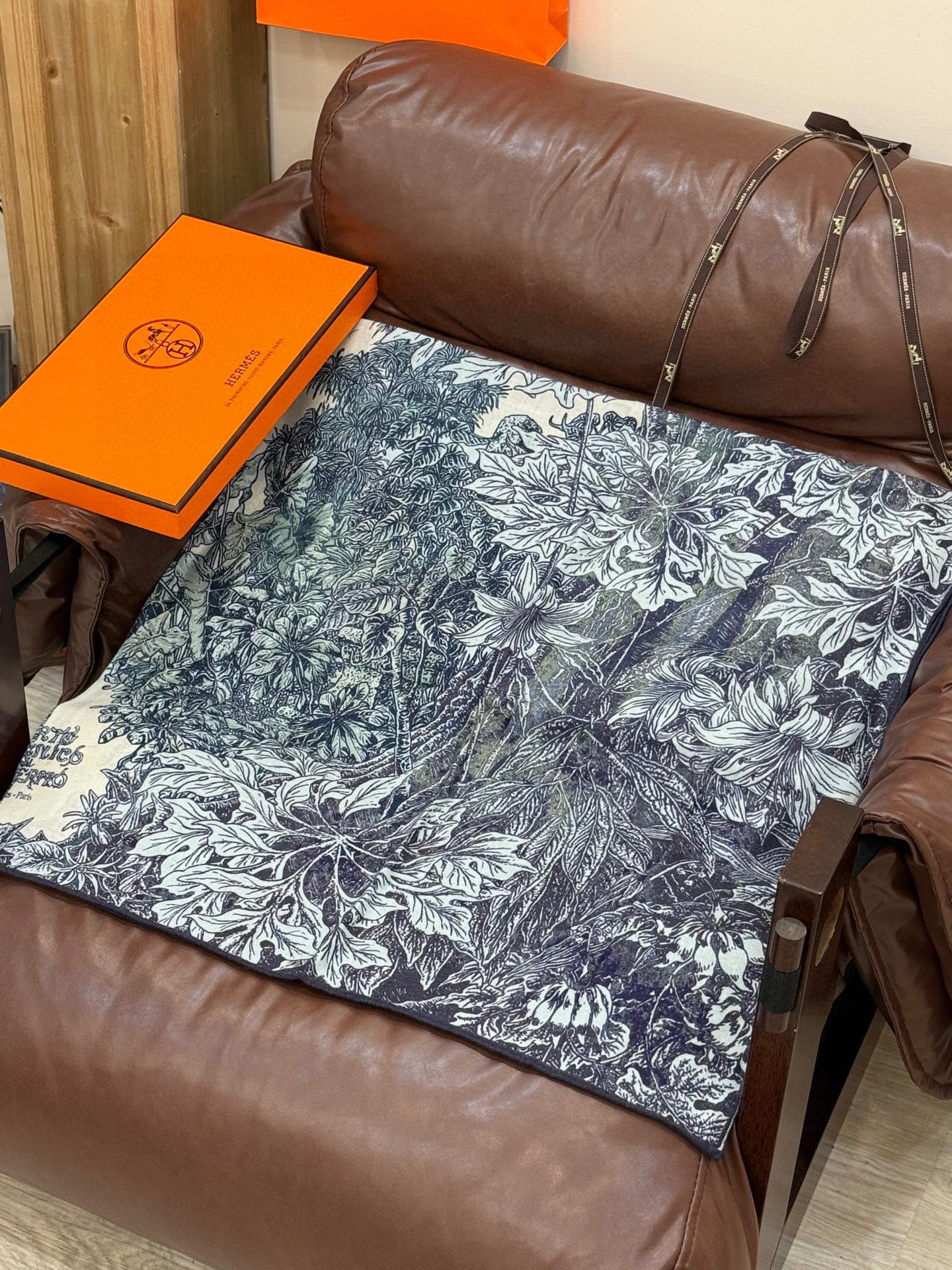  💟2025年秋冬抢先 上新💞【双面同色丝毛方巾】手工卷边山羊绒和真丝混纺披肩（70%山羊绒，30%桑蚕