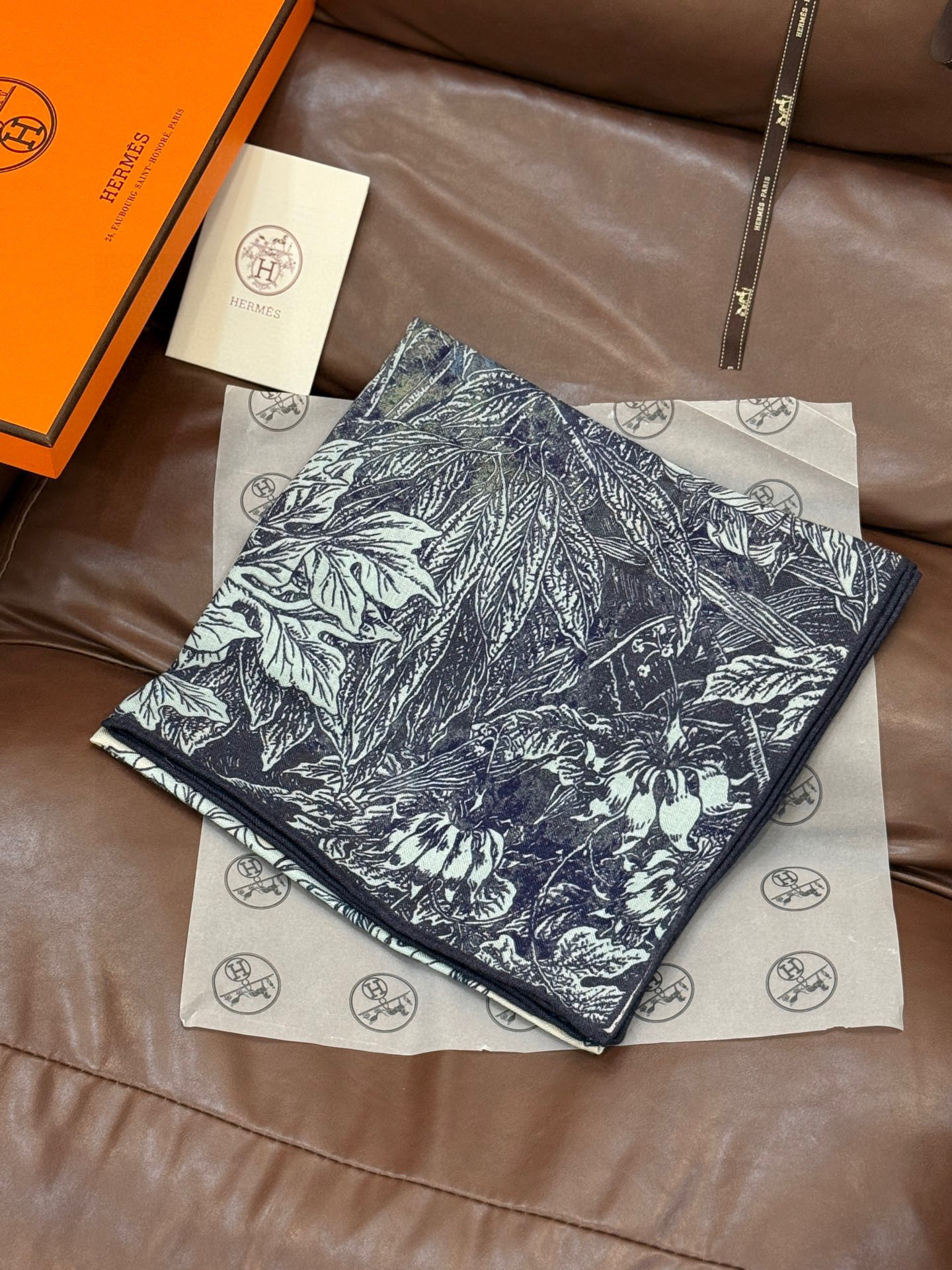  💟2025年秋冬抢先 上新💞【双面同色丝毛方巾】手工卷边山羊绒和真丝混纺披肩（70%山羊绒，30%桑蚕