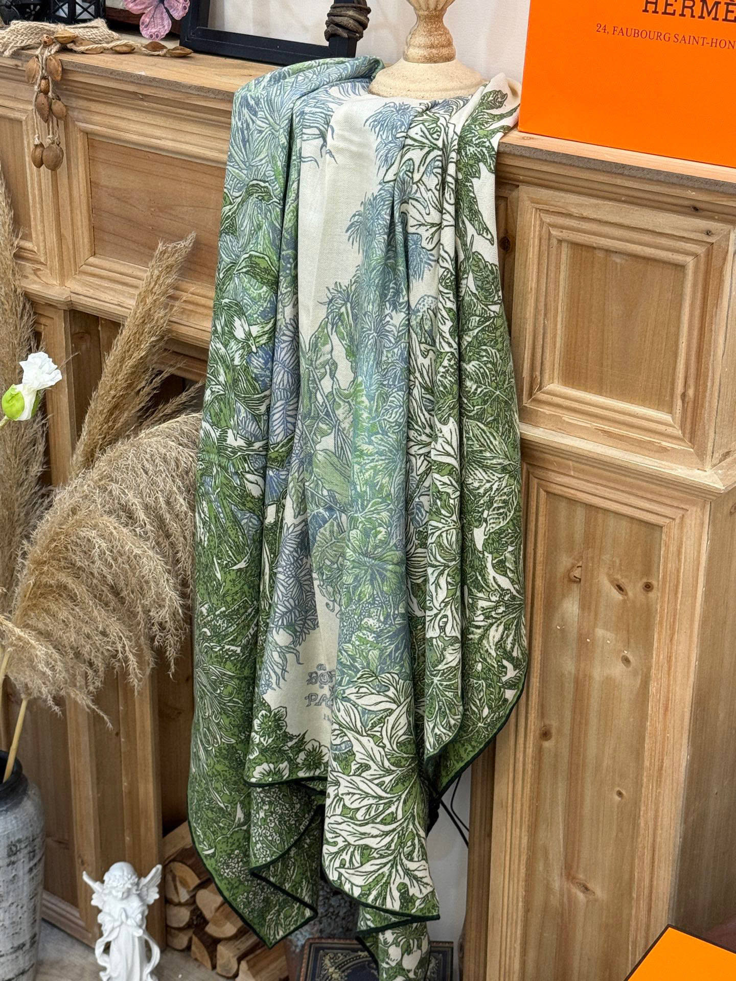  💟2025年秋冬抢先 上新💞【双面同色丝毛方巾】手工卷边山羊绒和真丝混纺披肩（70%山羊绒，30%桑蚕