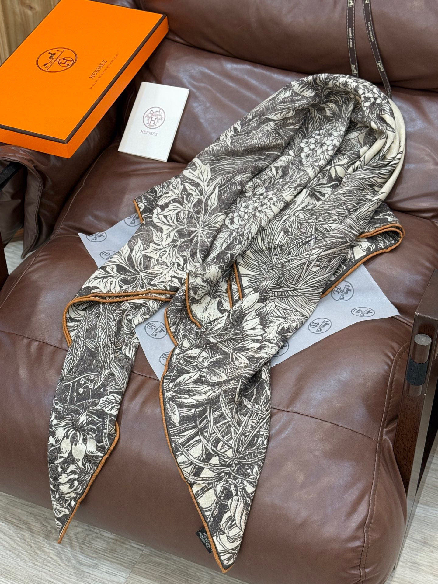  💟2025年秋冬抢先 上新💞【双面同色丝毛方巾】手工卷边山羊绒和真丝混纺披肩（70%山羊绒，30%桑蚕