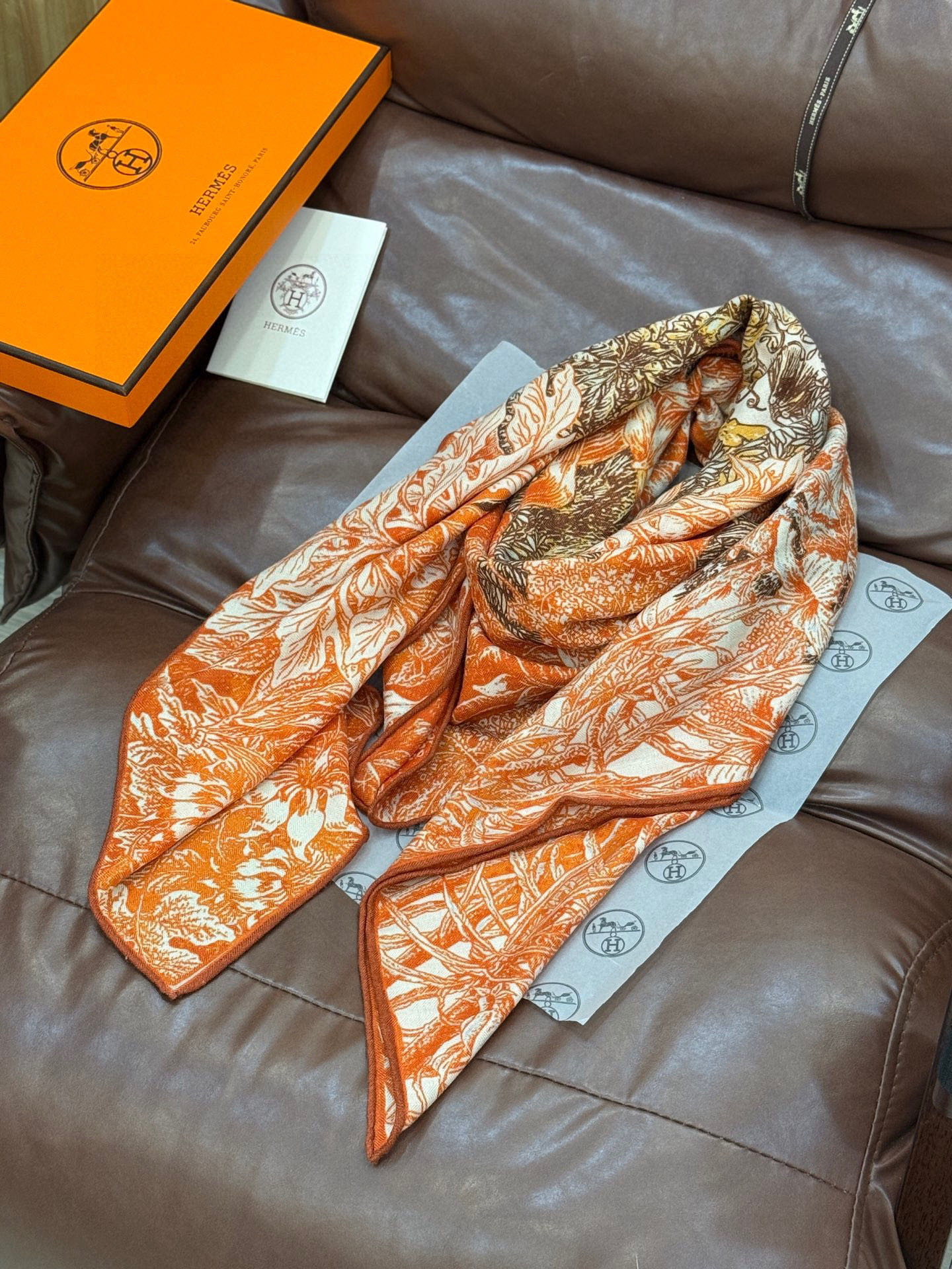  💟2025年秋冬抢先 上新💞【双面同色丝毛方巾】手工卷边山羊绒和真丝混纺披肩（70%山羊绒，30%桑蚕