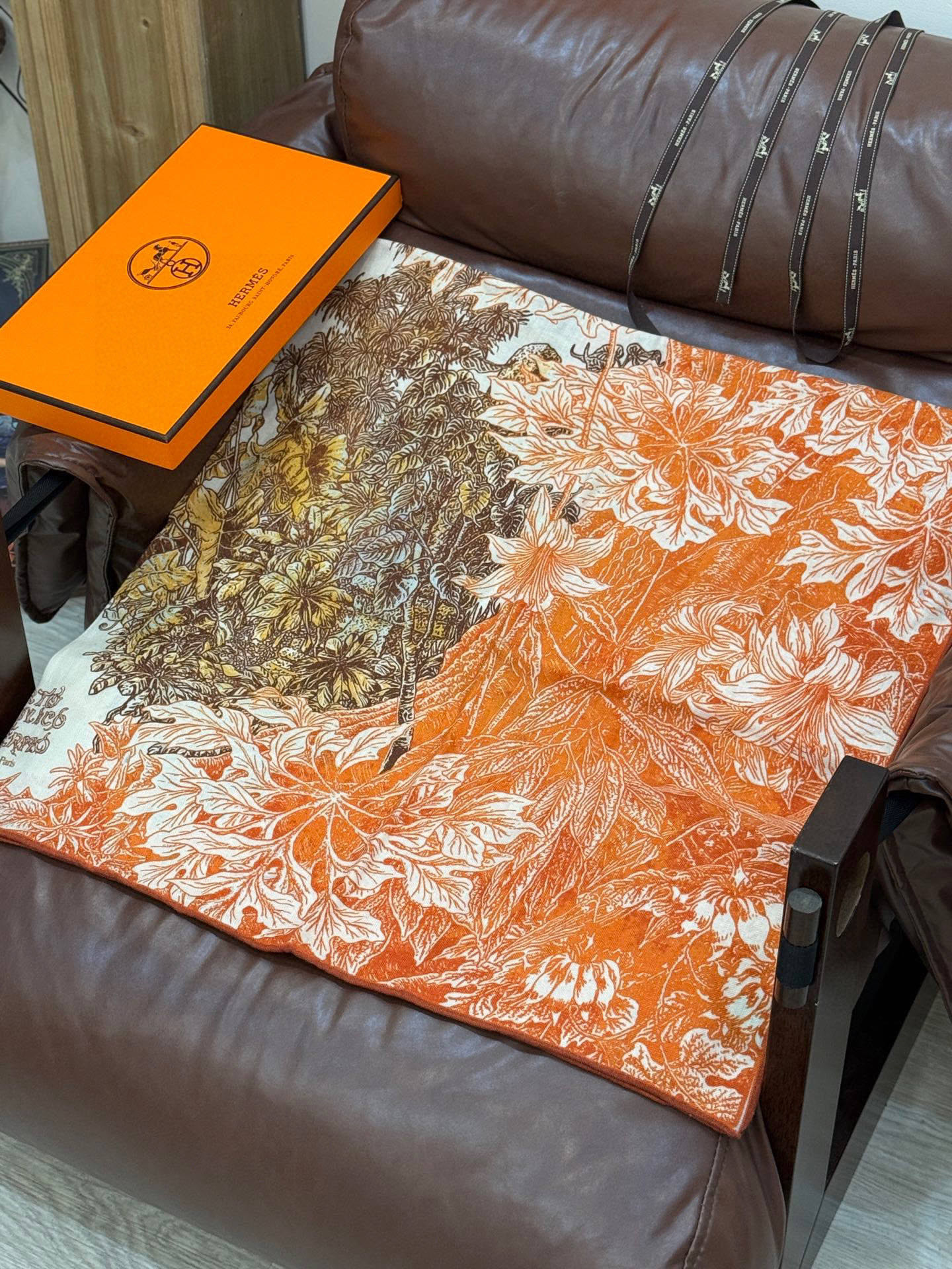  💟2025年秋冬抢先 上新💞【双面同色丝毛方巾】手工卷边山羊绒和真丝混纺披肩（70%山羊绒，30%桑蚕