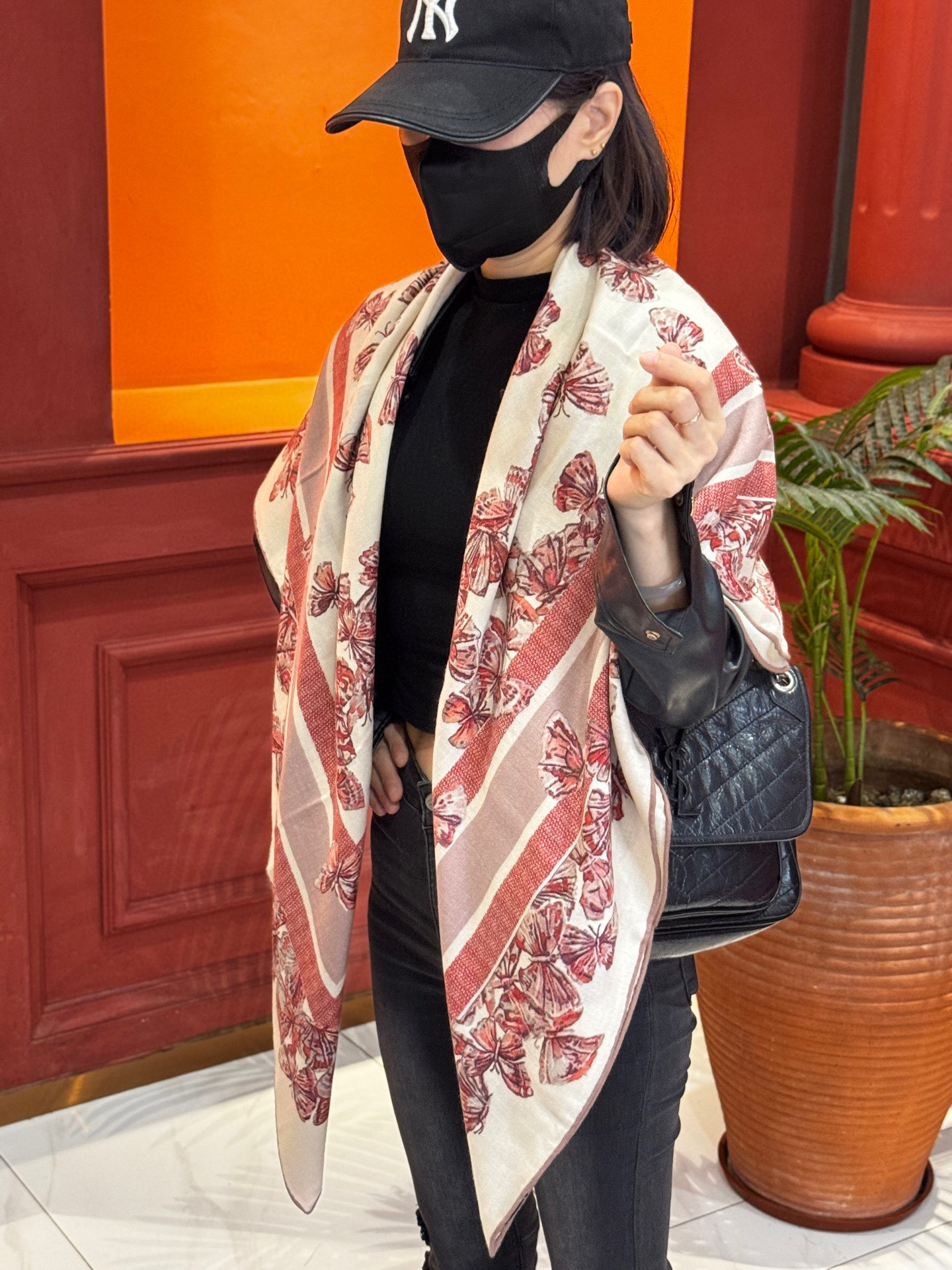  Dior 印花披肩【140顶级丝毛双面同色】Dior Camo PaPillon 图案

这款披肩饰以