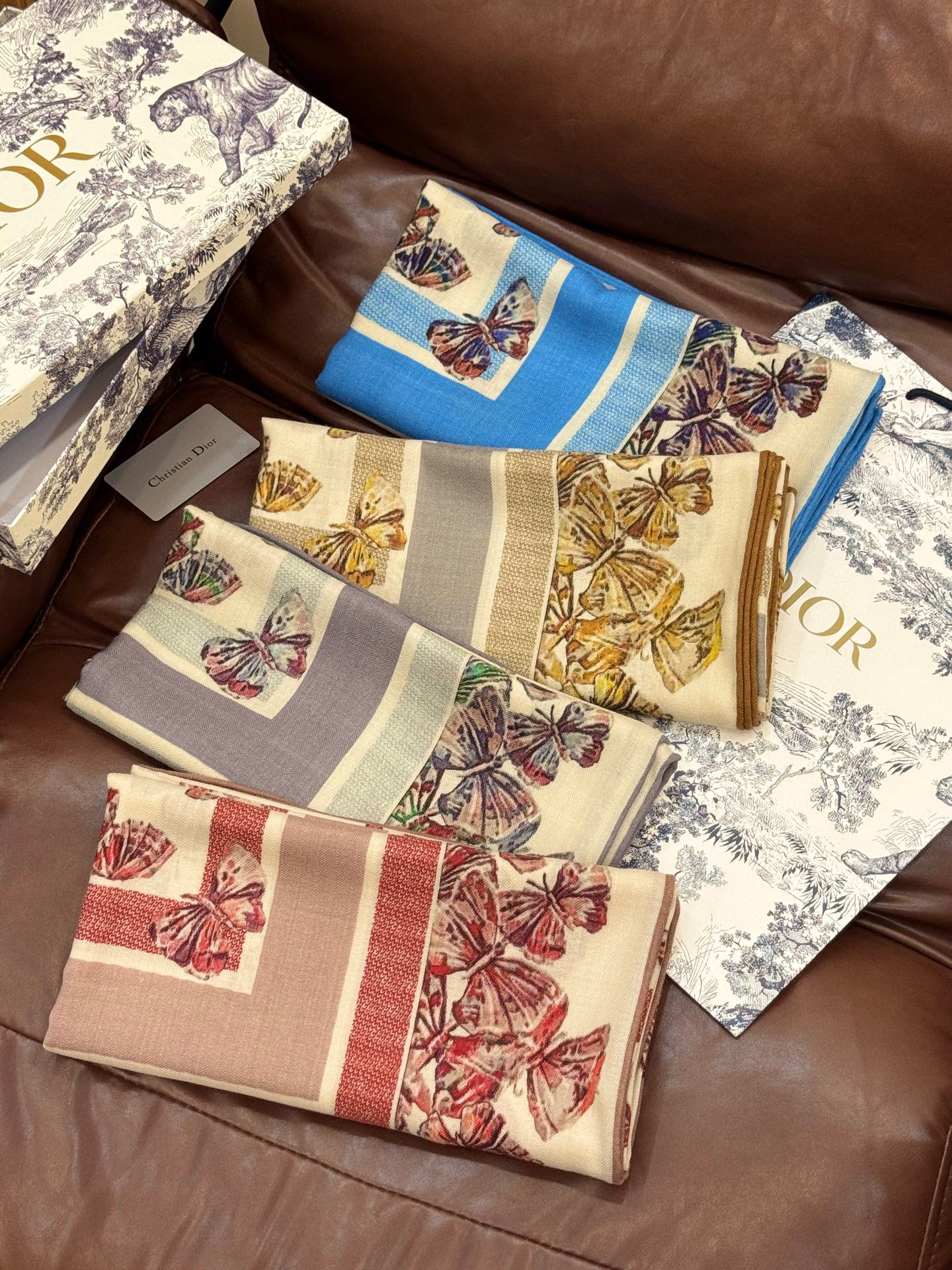  Dior 印花披肩【140顶级丝毛双面同色】Dior Camo PaPillon 图案

这款披肩饰以