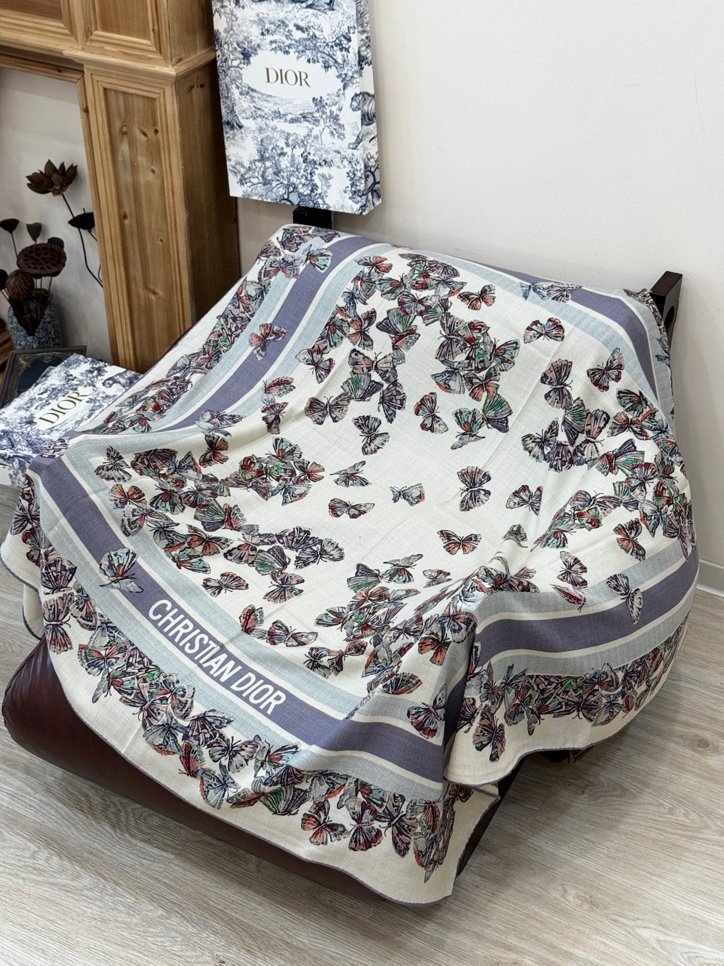  Dior 印花披肩【140顶级丝毛双面同色】Dior Camo PaPillon 图案

这款披肩饰以