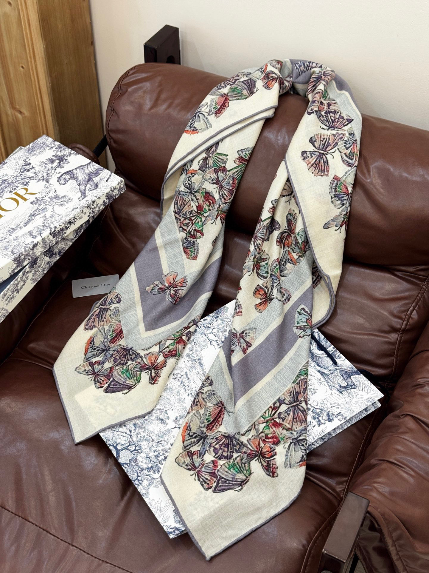  Dior 印花披肩【140顶级丝毛双面同色】Dior Camo PaPillon 图案

这款披肩饰以