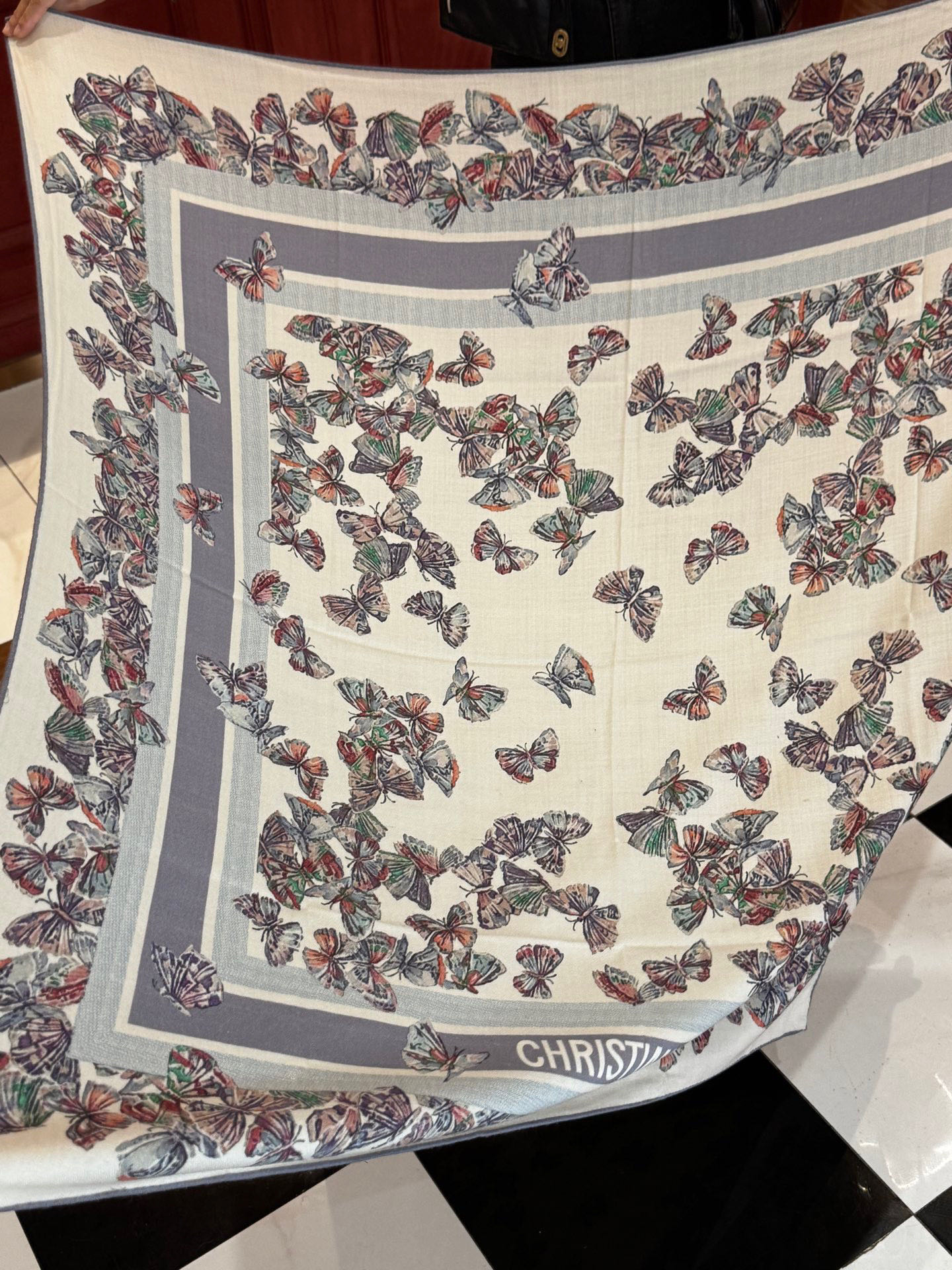  Dior 印花披肩【140顶级丝毛双面同色】Dior Camo PaPillon 图案

这款披肩饰以