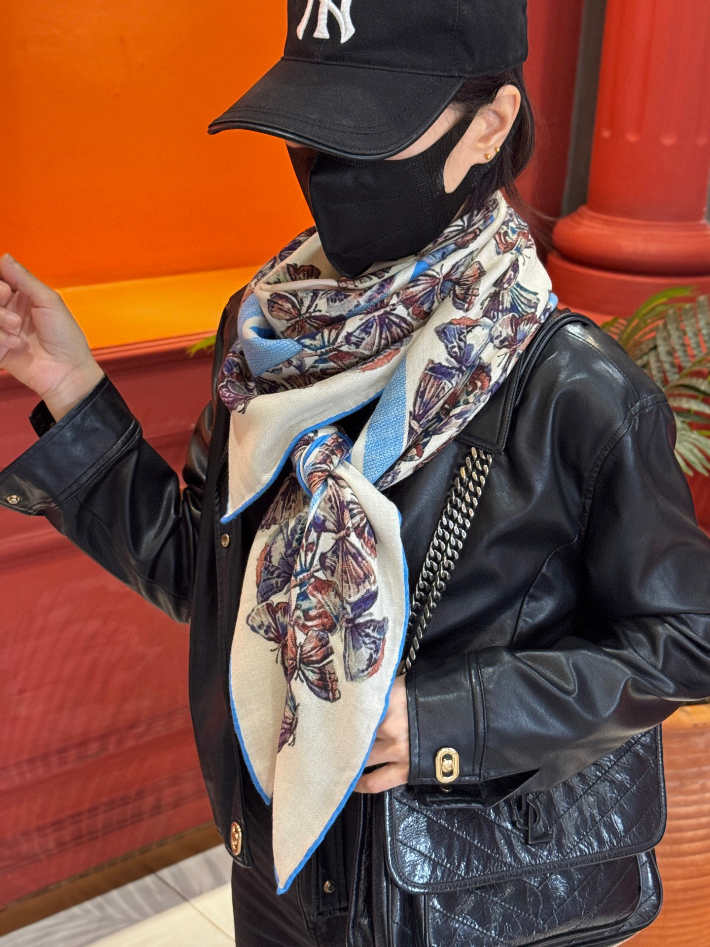  Dior 印花披肩【140顶级丝毛双面同色】Dior Camo PaPillon 图案

这款披肩饰以