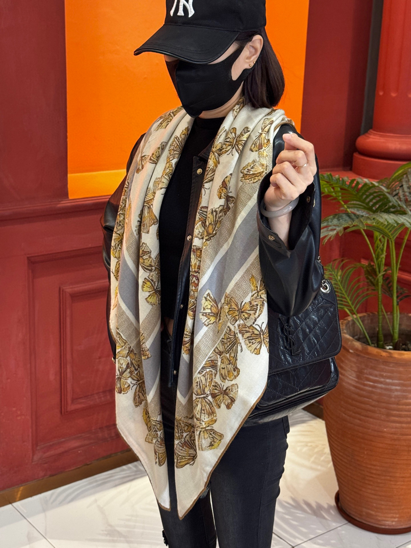  Dior 印花披肩【140顶级丝毛双面同色】Dior Camo PaPillon 图案

这款披肩饰以