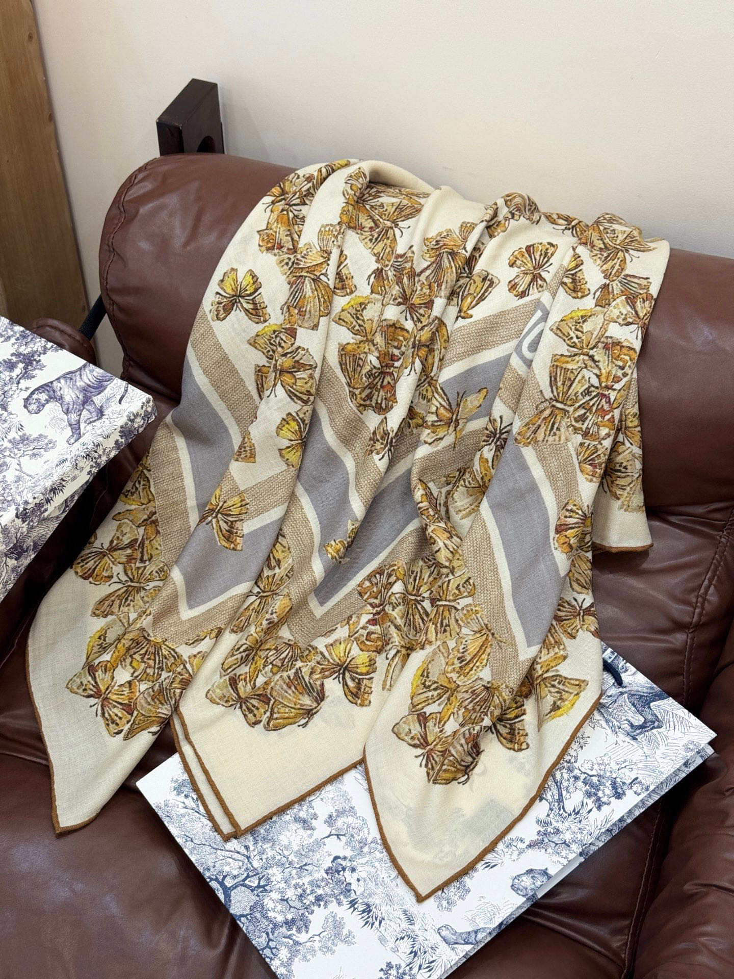  Dior 印花披肩【140顶级丝毛双面同色】Dior Camo PaPillon 图案

这款披肩饰以