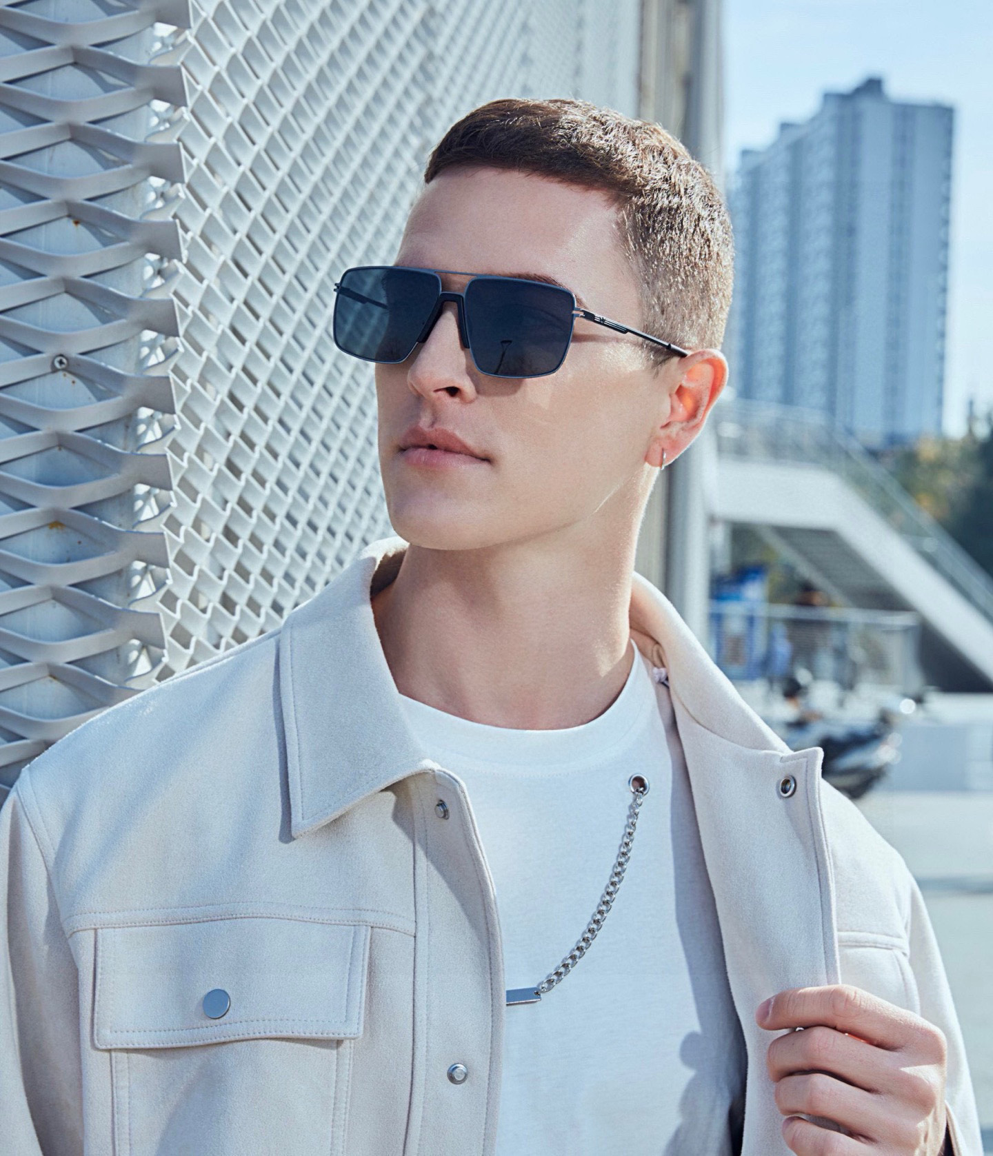       阿玛尼男款炫彩飞行员偏光太阳镜 ❤️材质：高清尼龙加厚卡槽高清偏光镜片 🌹无边框镜架💕颜👍型