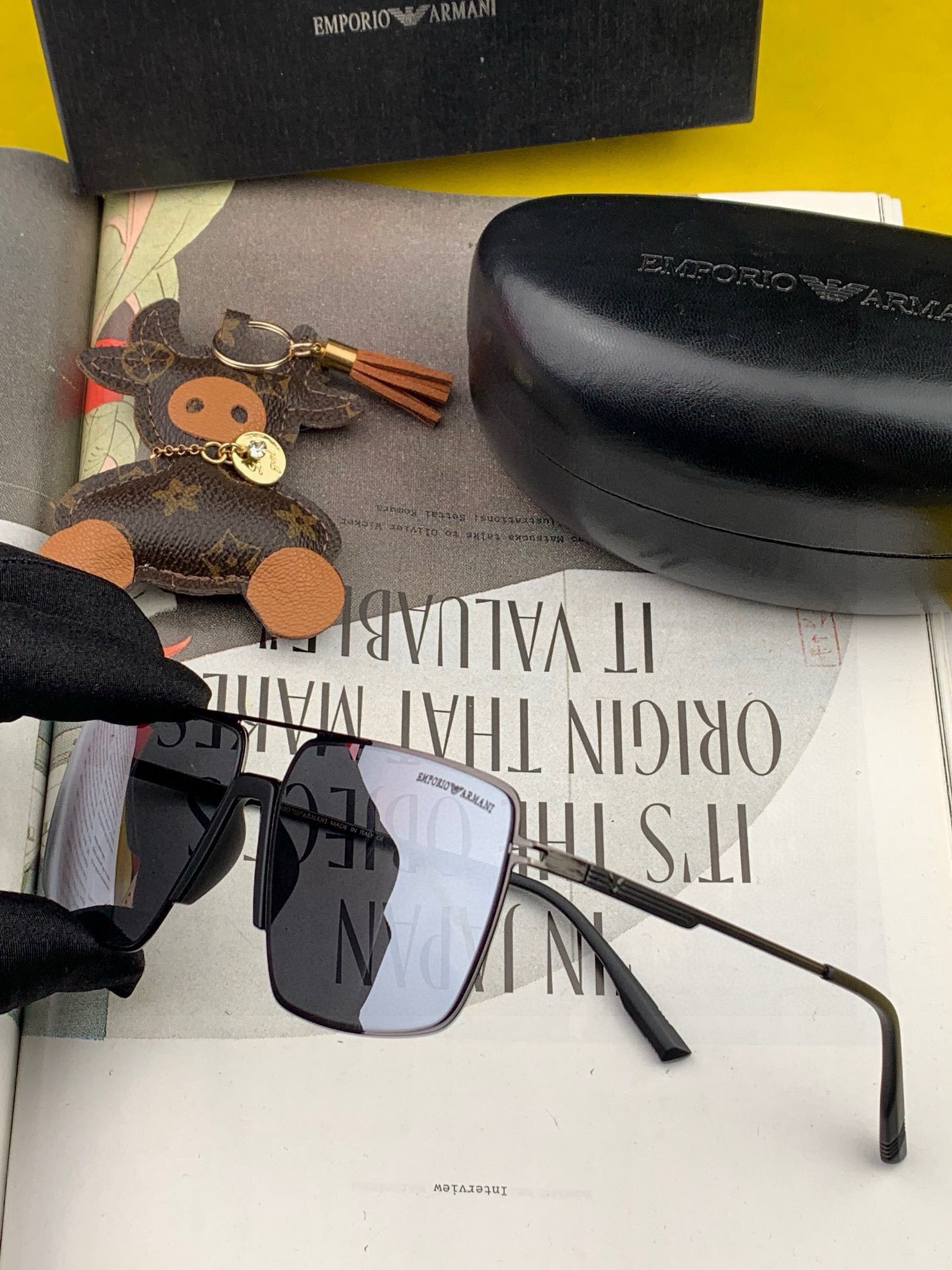       阿玛尼男款炫彩飞行员偏光太阳镜 ❤️材质：高清尼龙加厚卡槽高清偏光镜片 🌹无边框镜架💕颜👍型