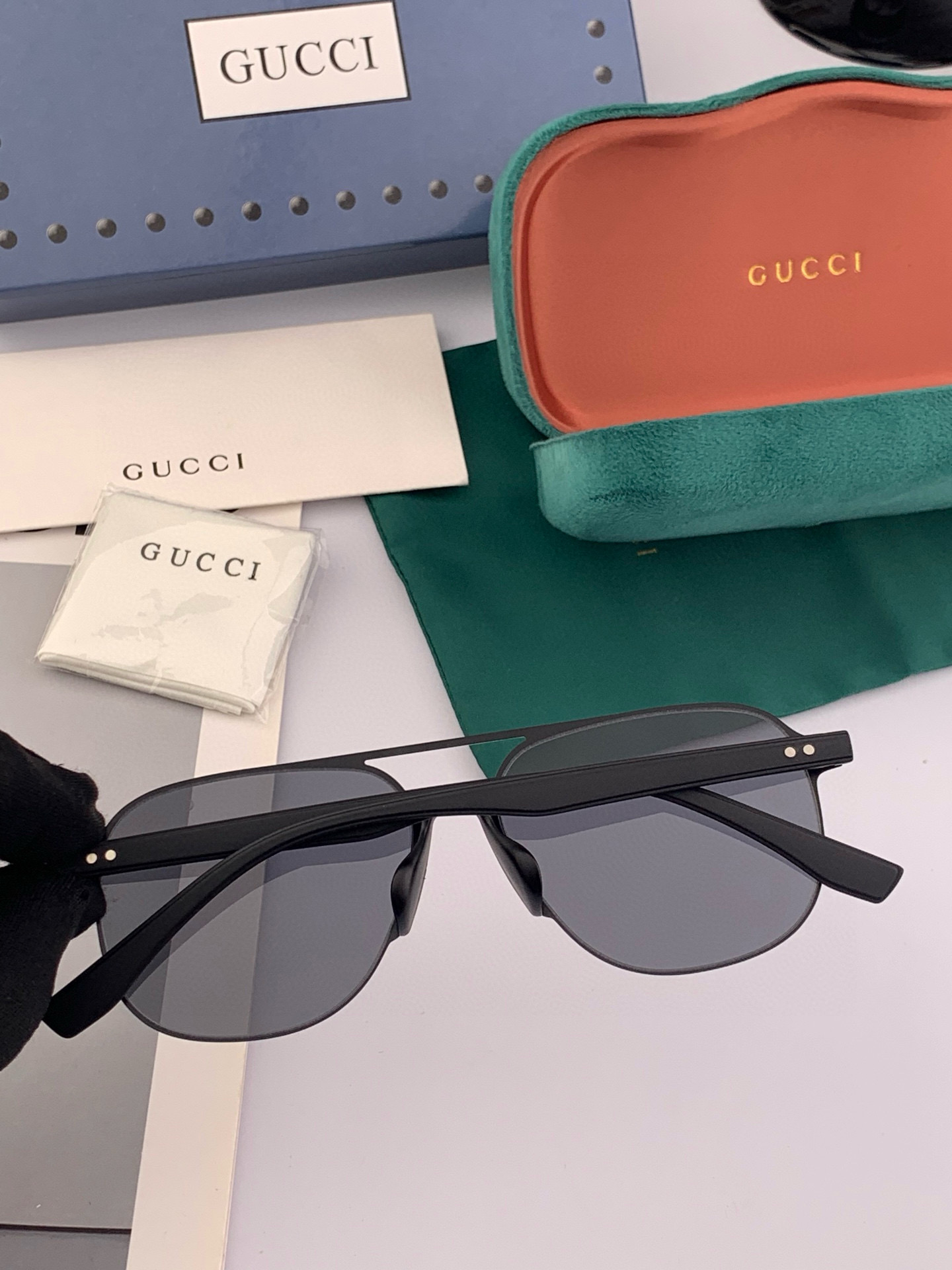         GUCCI 男款炫彩飞行员偏光太阳镜 ❤️材质：高清尼龙加厚卡槽高清偏光镜片 🌹无边框镜