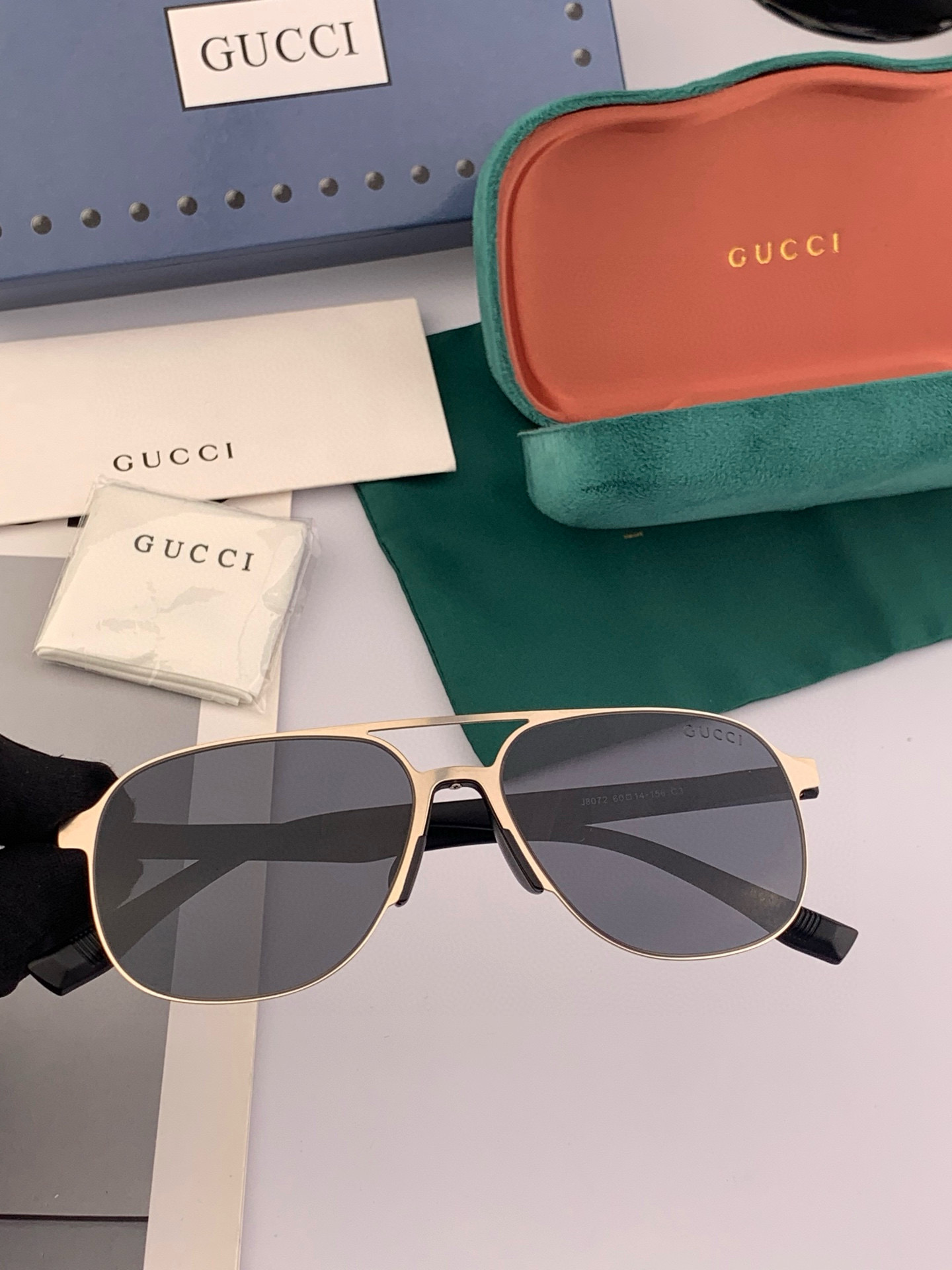         GUCCI 男款炫彩飞行员偏光太阳镜 ❤️材质：高清尼龙加厚卡槽高清偏光镜片 🌹无边框镜